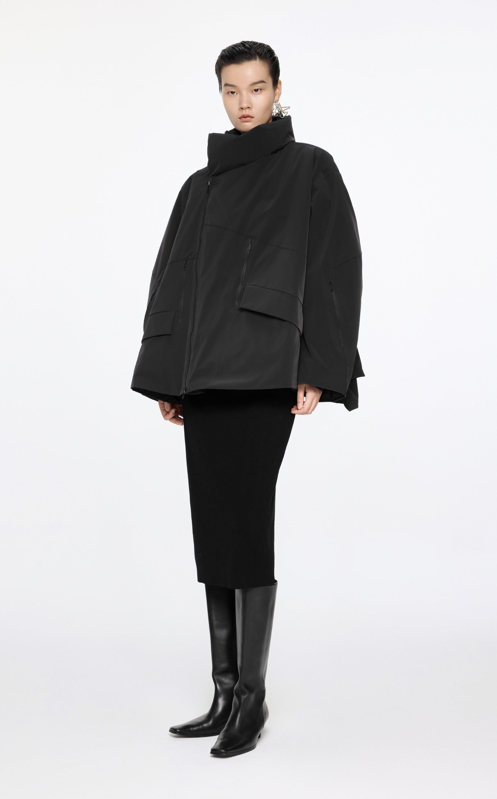 Damen Oversize Daunenjacke mit asymmetrischem Kragen Schwarz JNBY