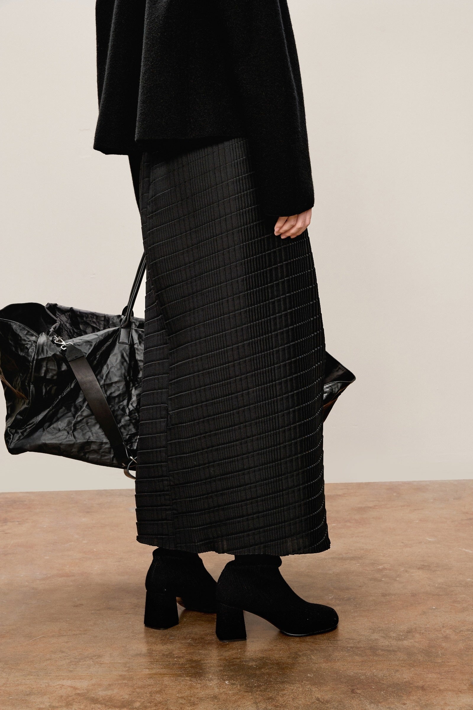 Damen Rippstrick- Midirock mit seitlichem Reißverschluss Schwarz LESS