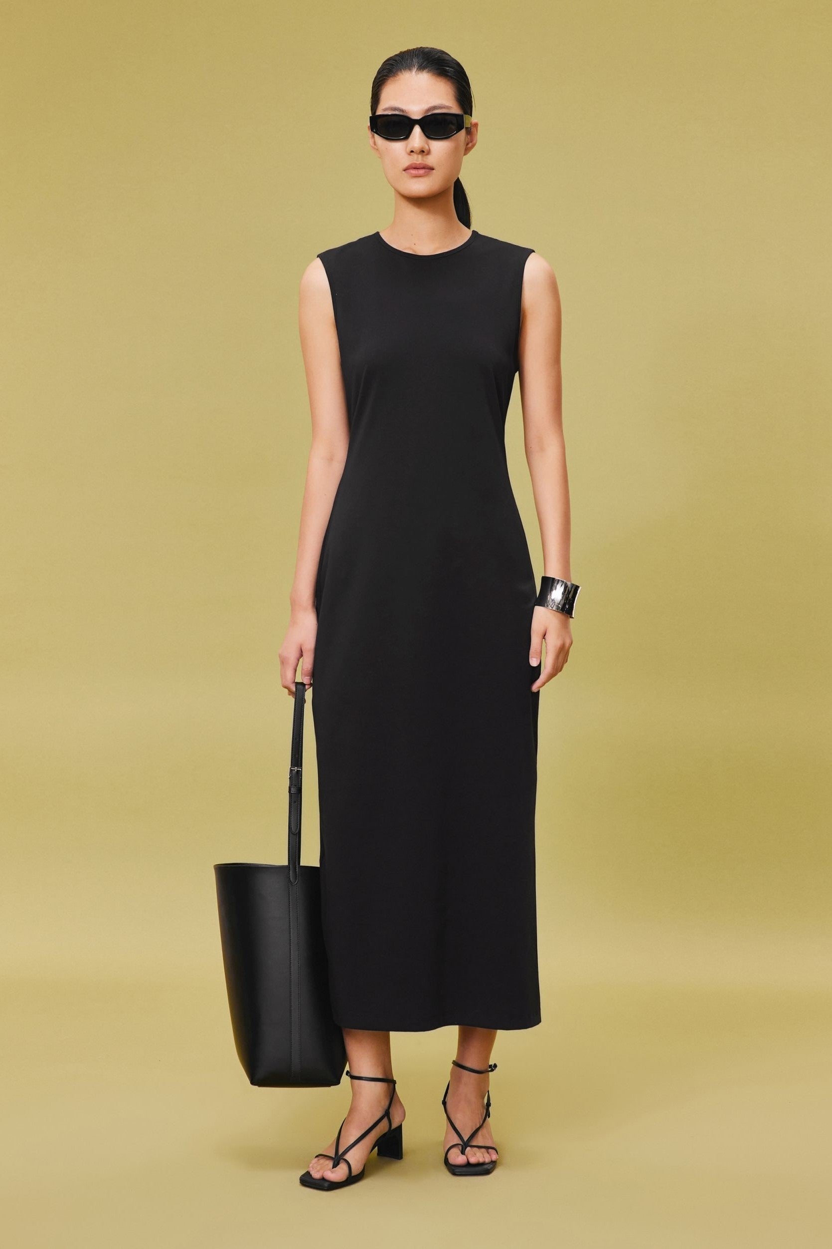 Less elegantes Midikleid mit Cutout am Rücken und seitlichem Schlitz - BLACK