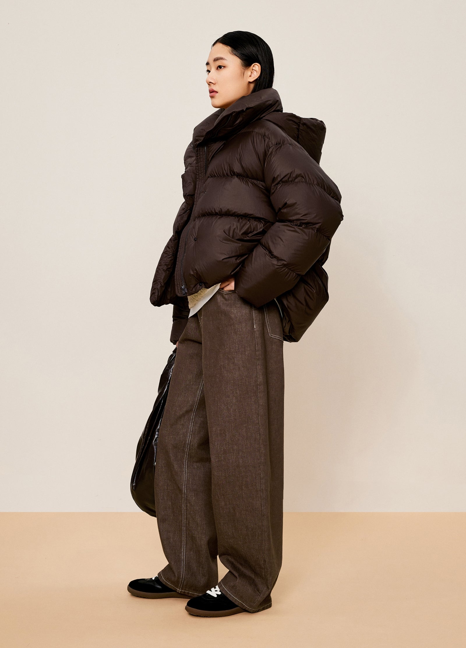 Damen elegante Daunenjacke mit abnehmbarer Kapuze in Braun LESS