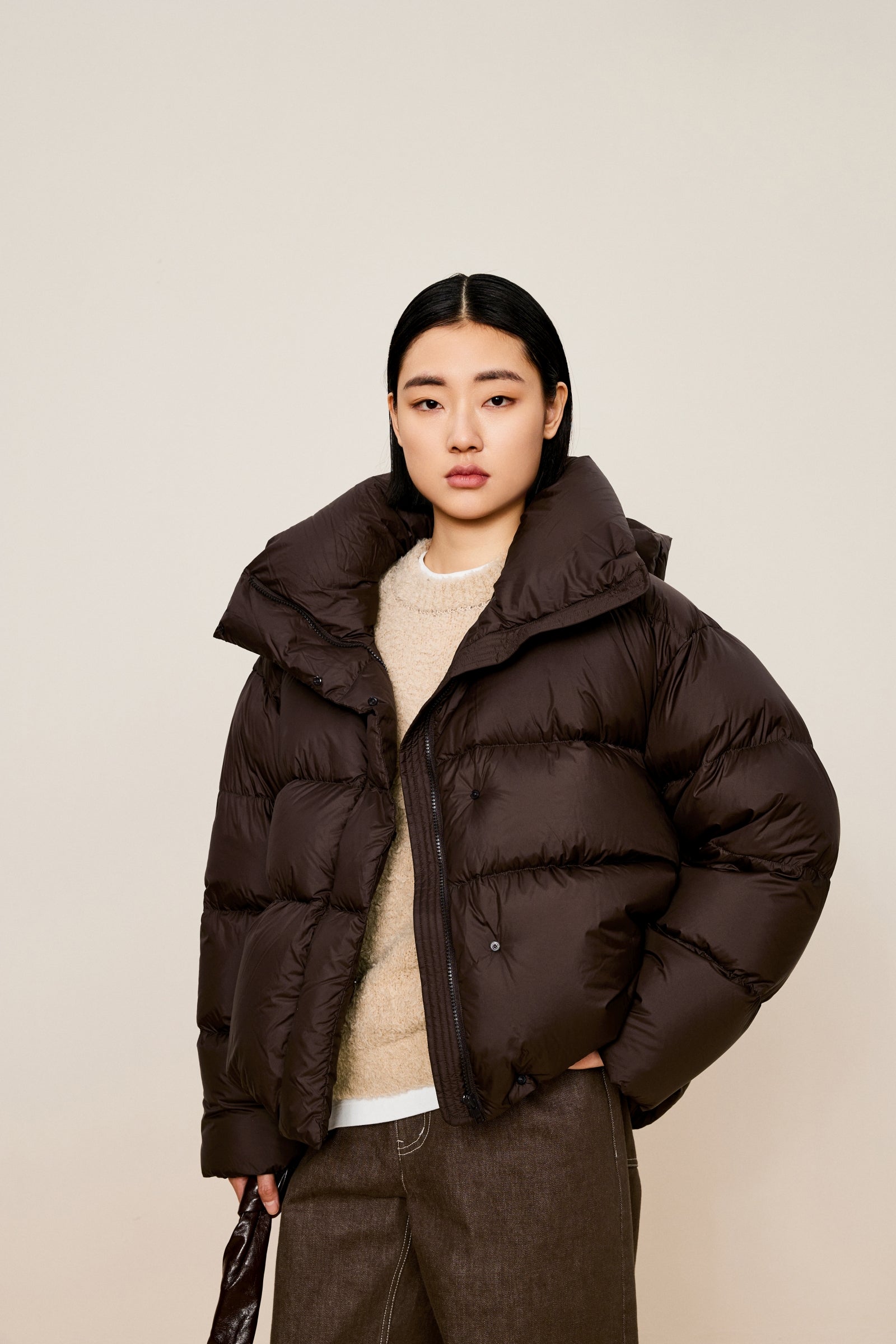 Damen elegante Daunenjacke mit abnehmbarer Kapuze in Braun LESS