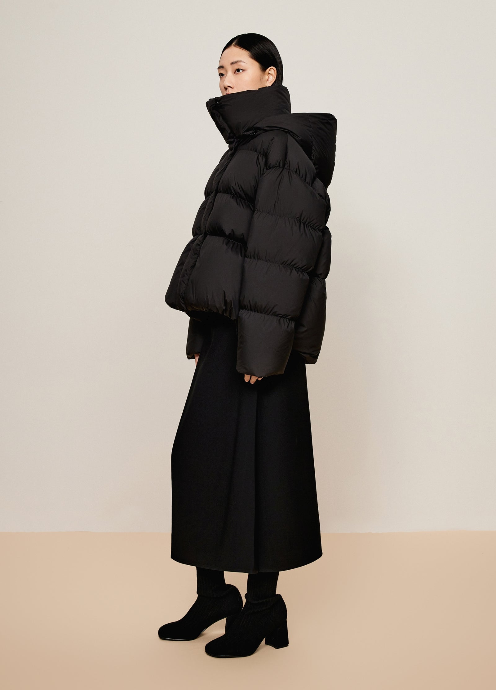 Damen elegante Daunenjacke mit abnehmbarer Kapuze in Schwarz LESS