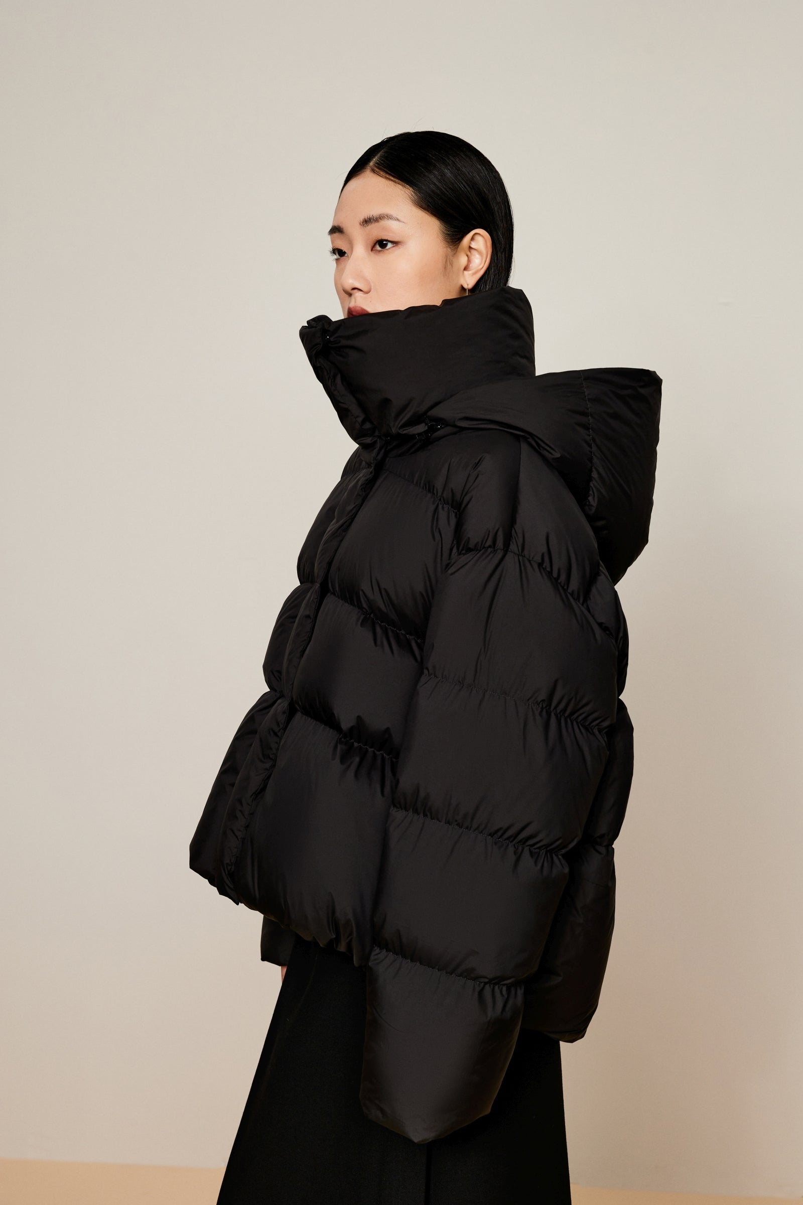 Damen elegante Daunenjacke mit abnehmbarer Kapuze LESS