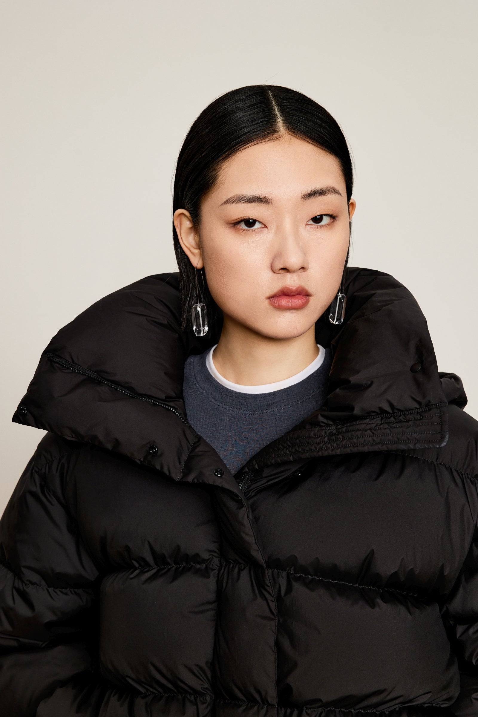 Damen elegante Daunenjacke mit abnehmbarer Kapuze in Schwarz LESS