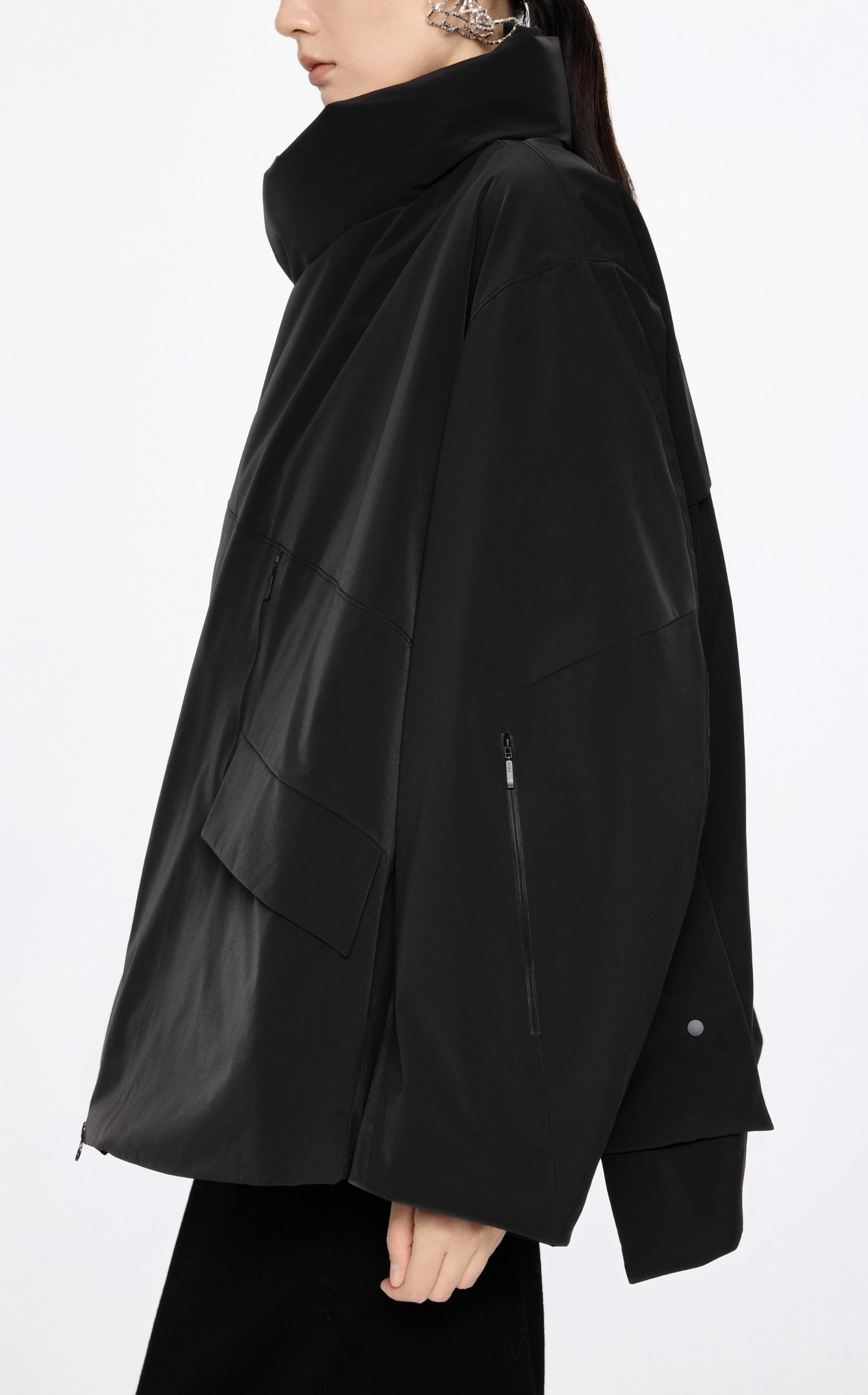 Damen Oversize Daunenjacke mit asymmetrischem Kragen Schwarz JNBY