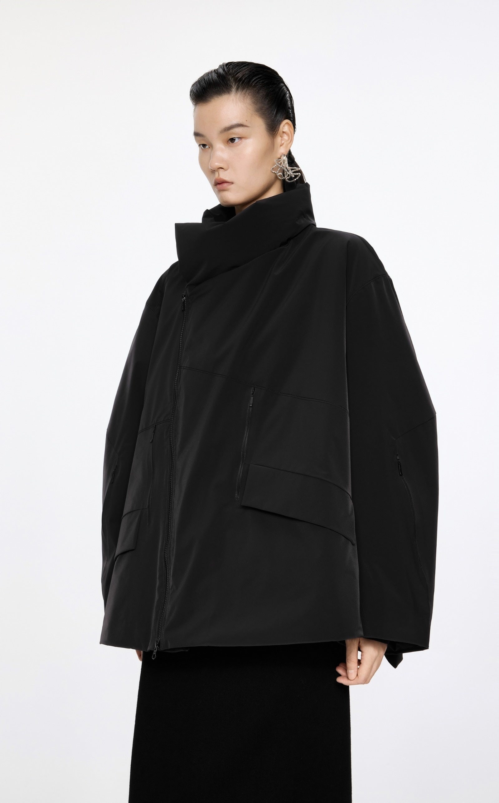 Damen Oversize Daunenjacke mit asymmetrischem Kragen Schwarz JNBY