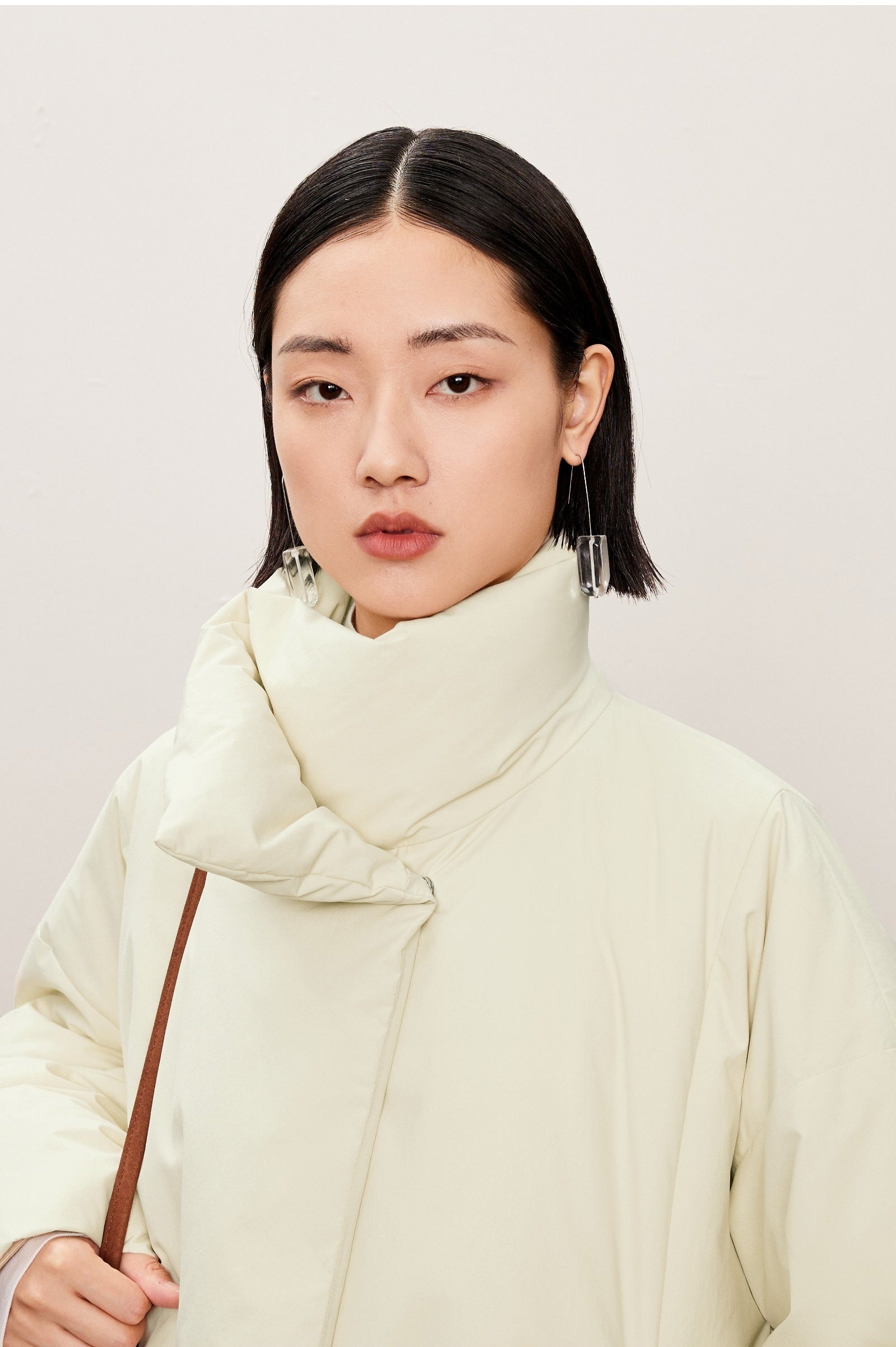 Damen Daunenjacke mit abstraktem Stehkragen Off White LESS