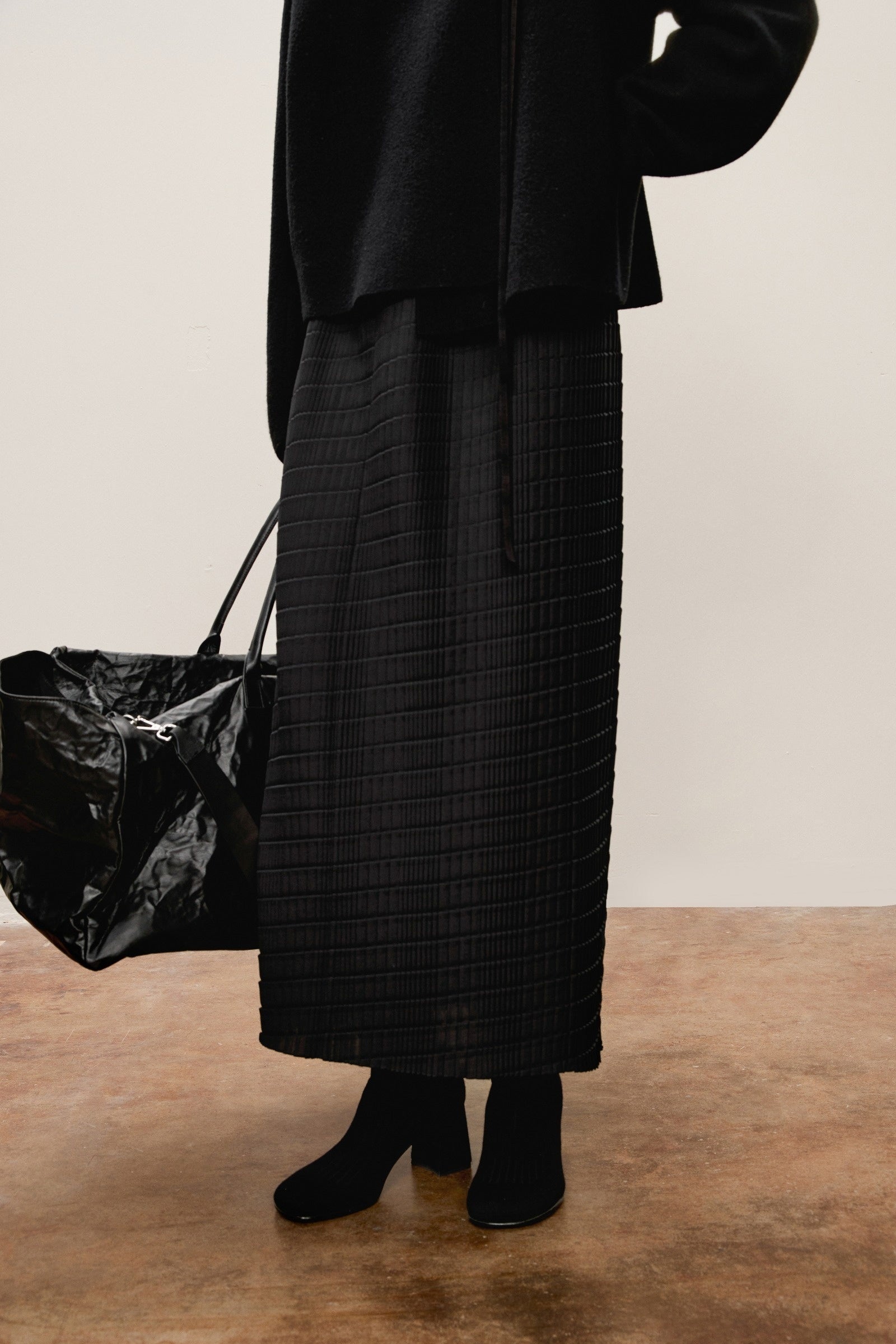 Damen Rippstrick- Midirock mit seitlichem Reißverschluss Schwarz LESS