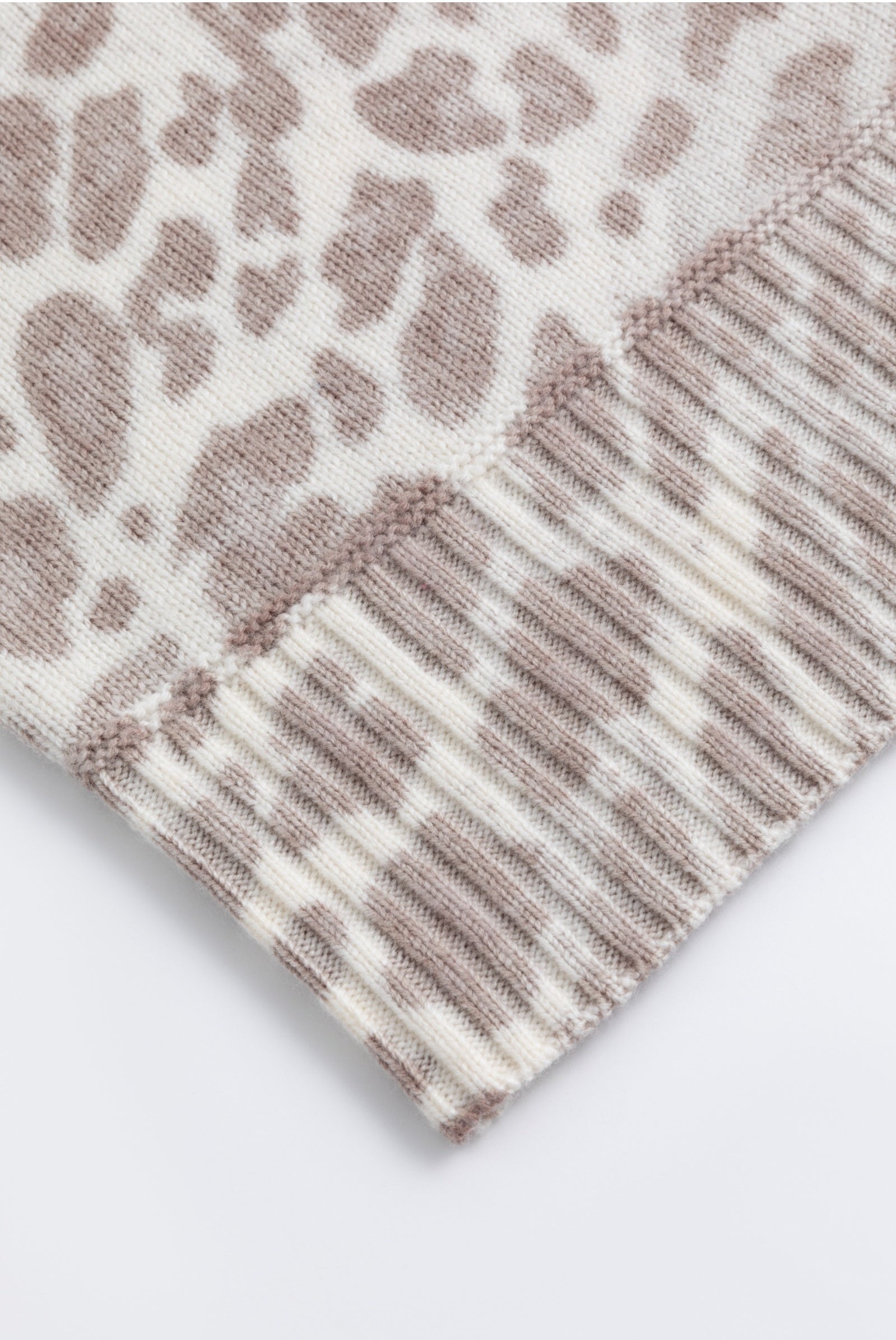 Damen Regular Strickjacke mit Inside-out Leoprint six-o-seven