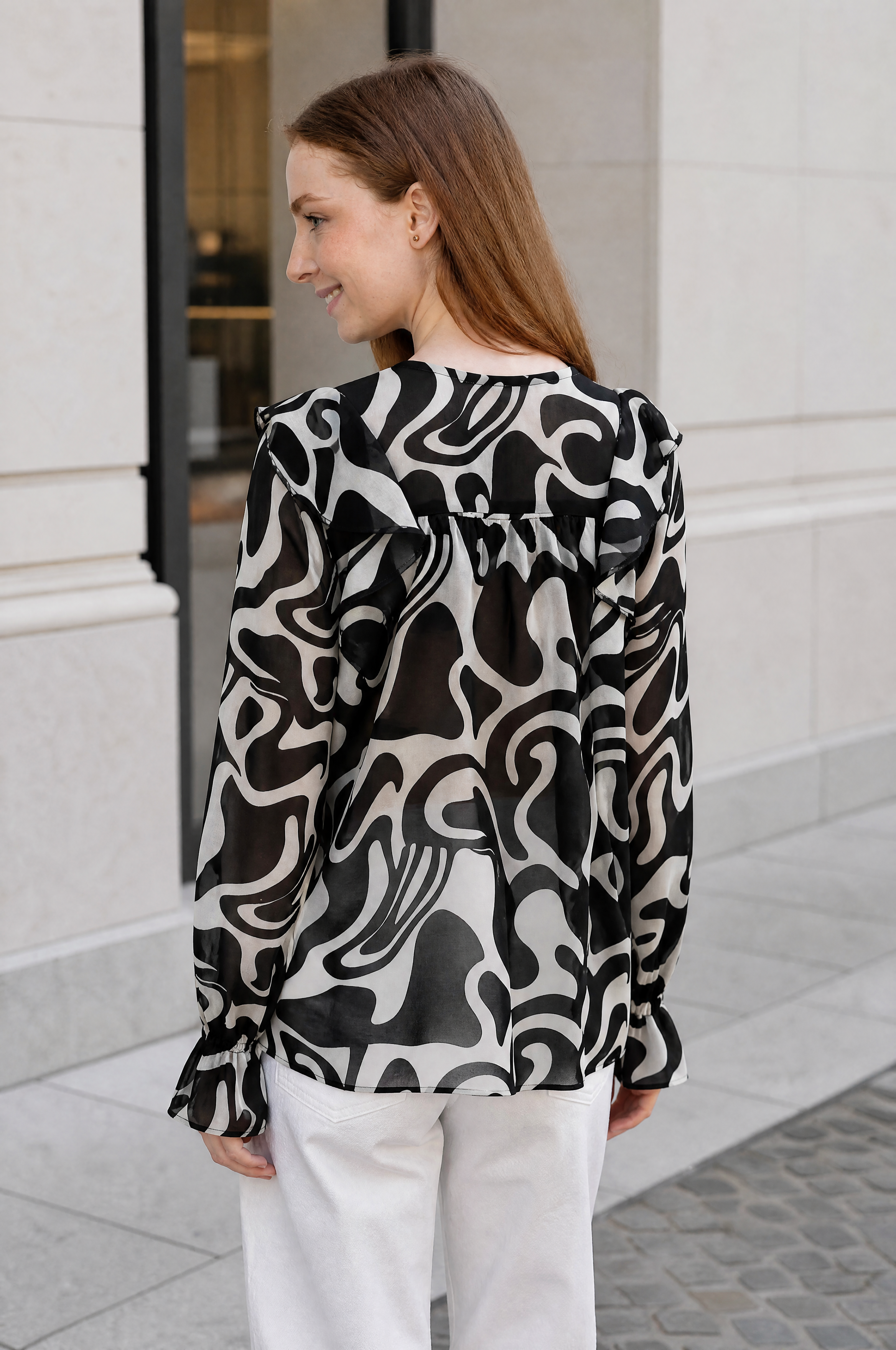 V-Ausschnitt Bluse mit All-Over Muster im trendigen Frühlingslook