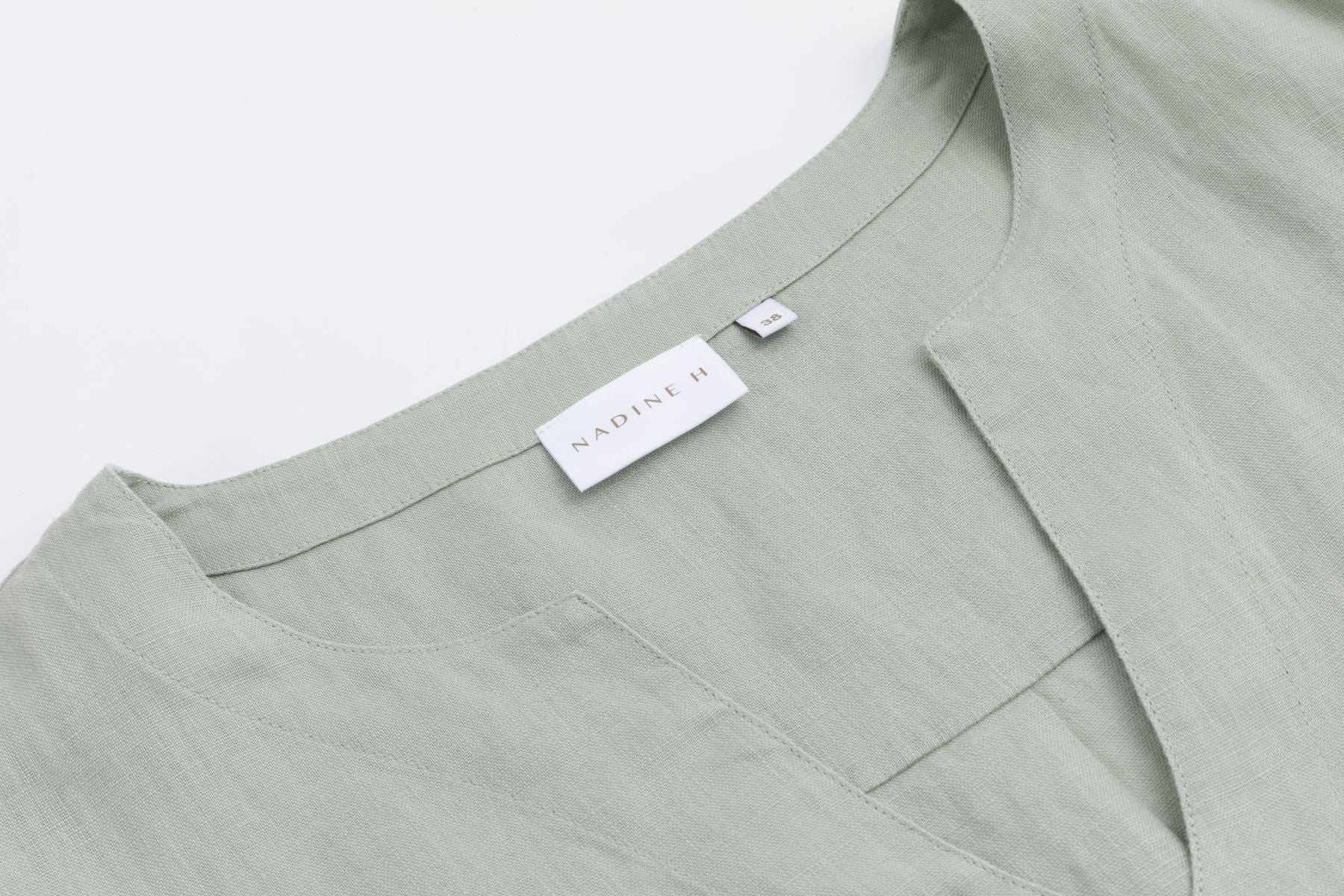 Nadine H leichtes Leinenkleid mit V-Ausschnitt in SAGE Nadine H