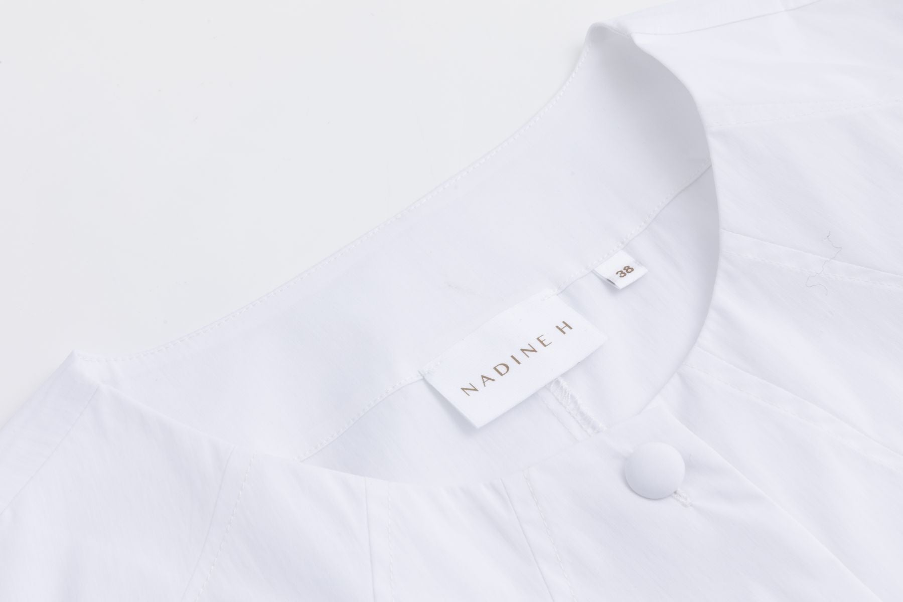 Nadine H Bluse mit Puffärmeln und stoffüberzogenen Knöpfen in WHITE Nadine H