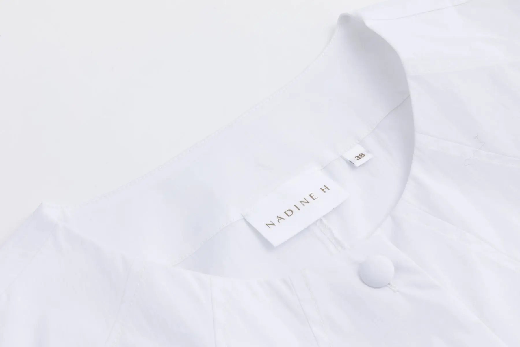 Nadine H Bluse mit Puffärmeln und stoffüberzogenen Knöpfen in WHITE Nadine H