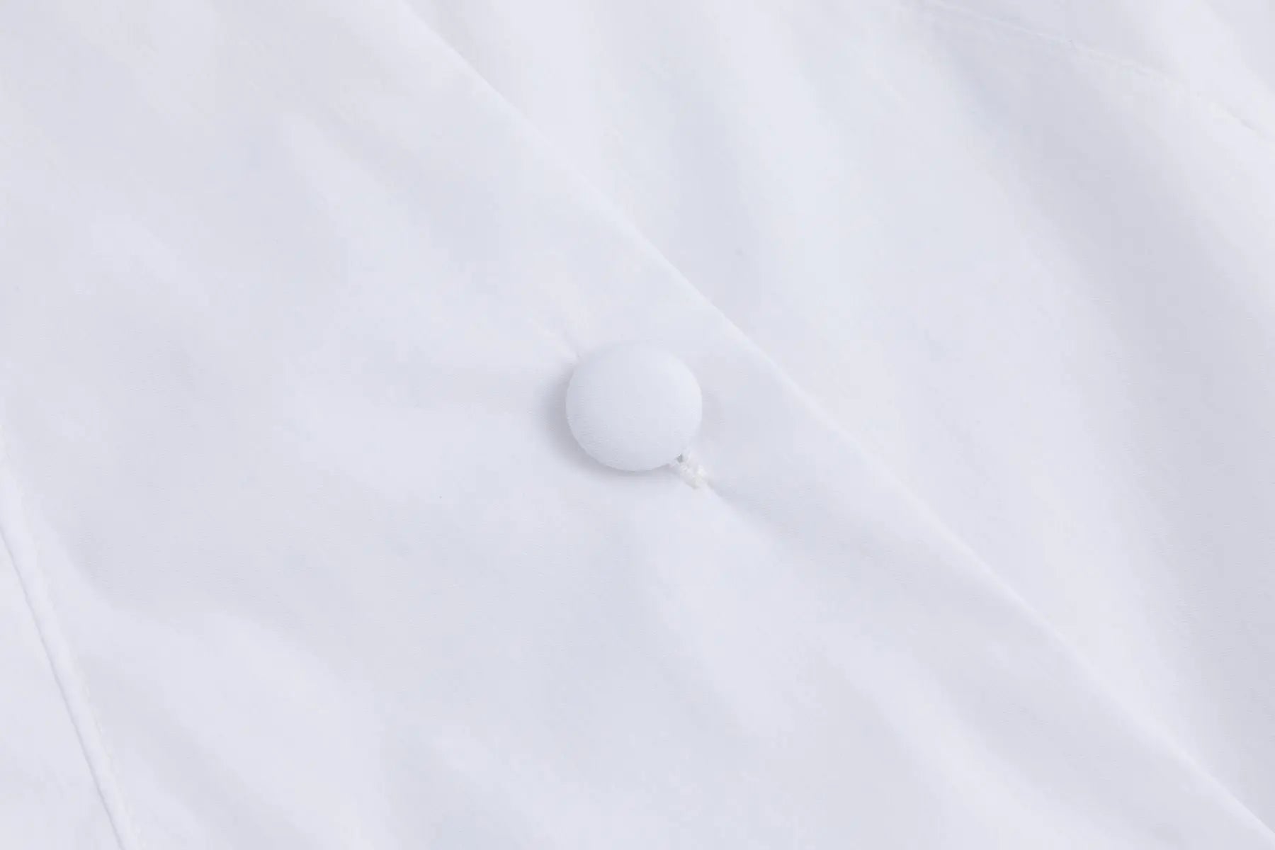 Nadine H Bluse mit Puffärmeln und stoffüberzogenen Knöpfen in WHITE Nadine H