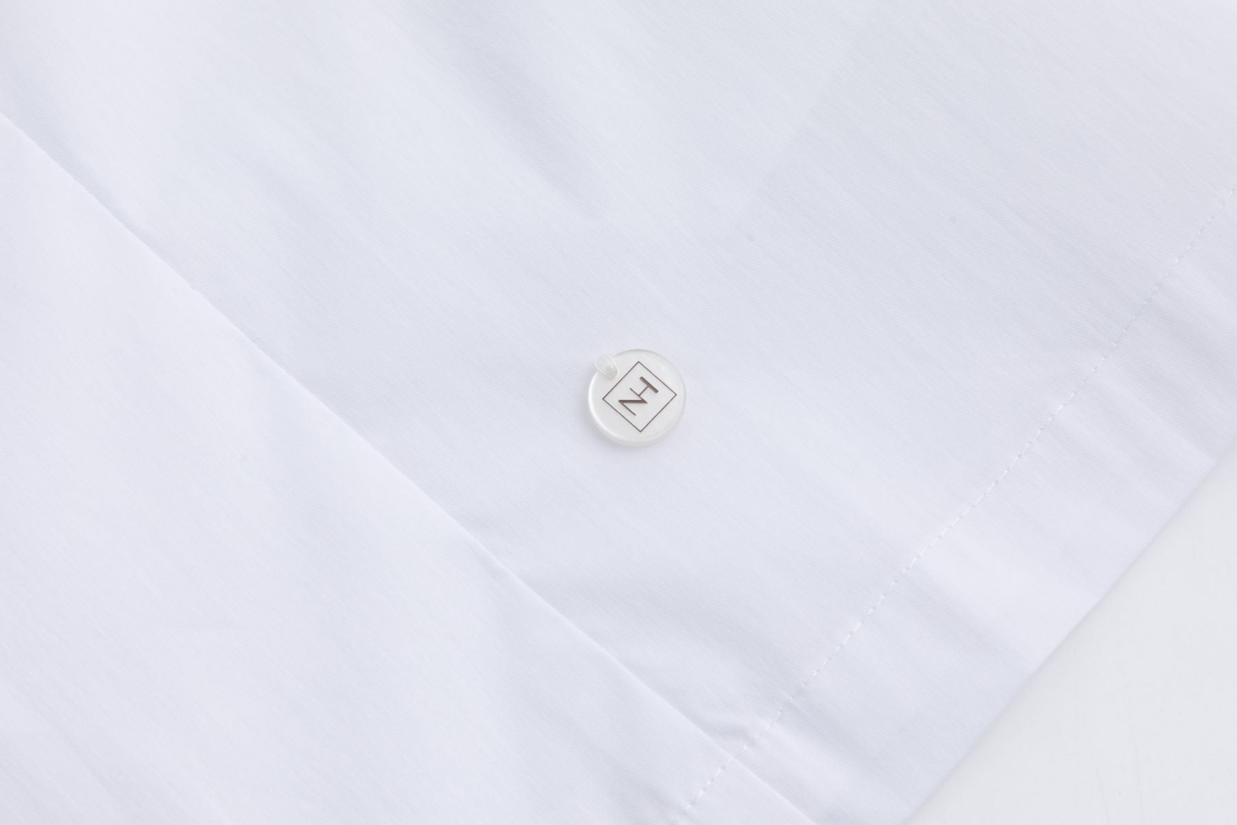 Nadine H Bluse mit Puffärmeln und stoffüberzogenen Knöpfen in WHITE Nadine H