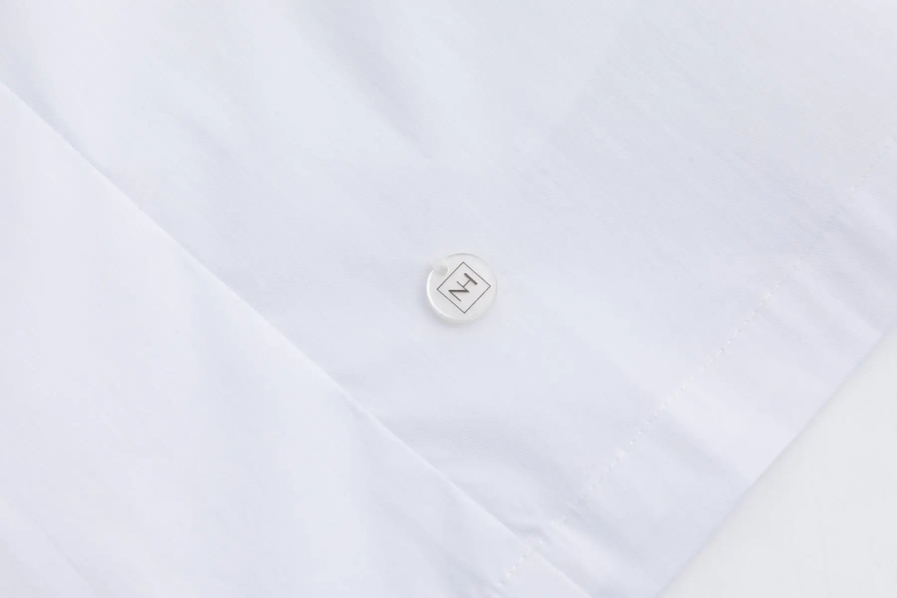 Nadine H Bluse mit Puffärmeln und stoffüberzogenen Knöpfen in WHITE Nadine H