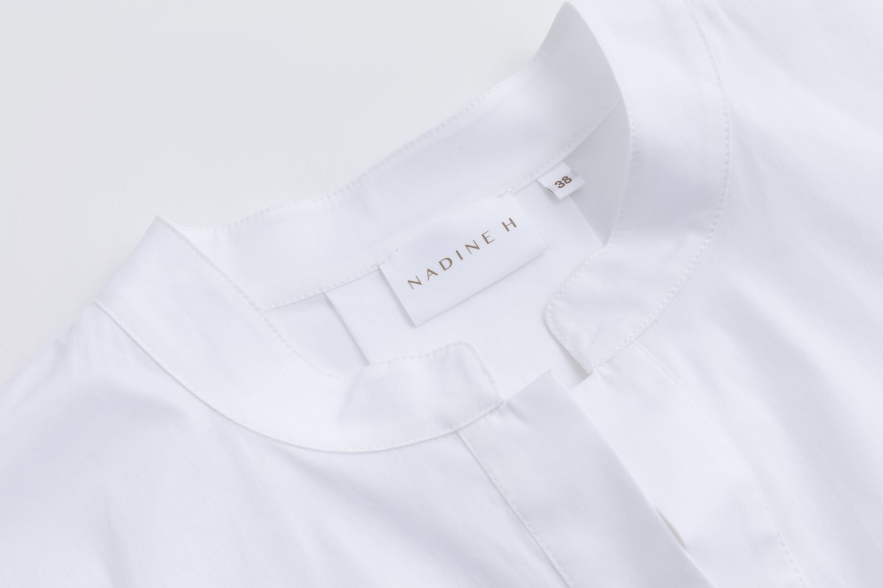 Nadine H stilvolles Kleid mit V-Ausschnitt und abgerundetem Saum in WHITE Nadine H