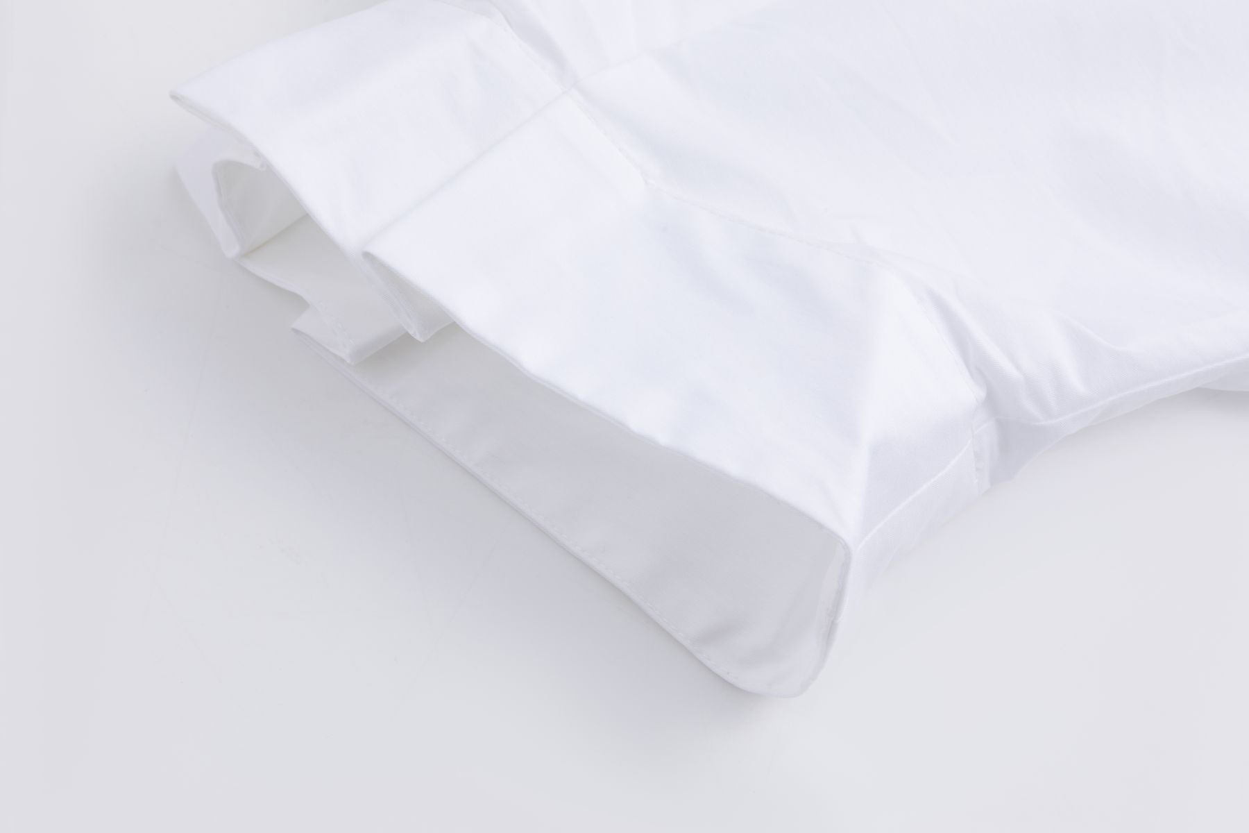 Nadine H stilvolles Kleid mit V-Ausschnitt und abgerundetem Saum in WHITE Nadine H