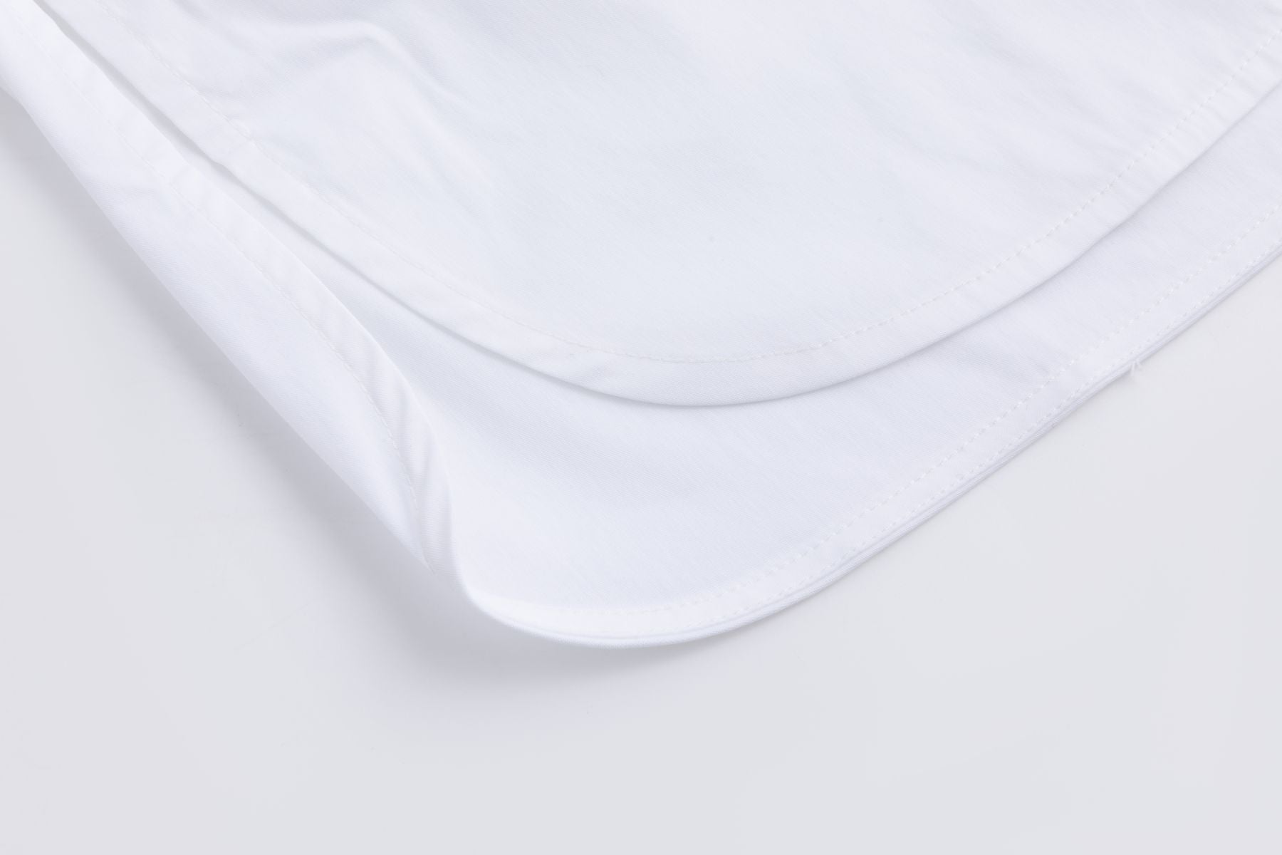 Nadine H stilvolles Kleid mit V-Ausschnitt und abgerundetem Saum in WHITE Nadine H