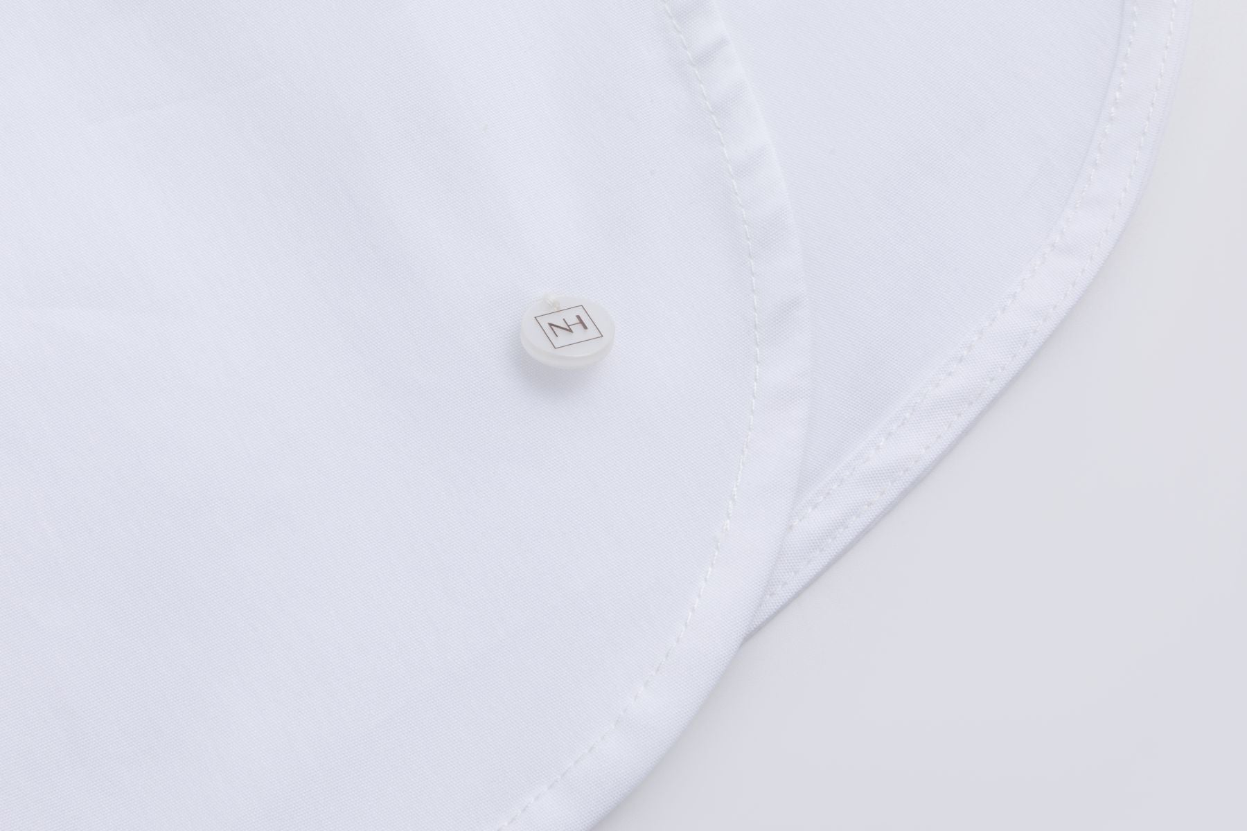 Nadine H stilvolles Kleid mit V-Ausschnitt und abgerundetem Saum in WHITE Nadine H