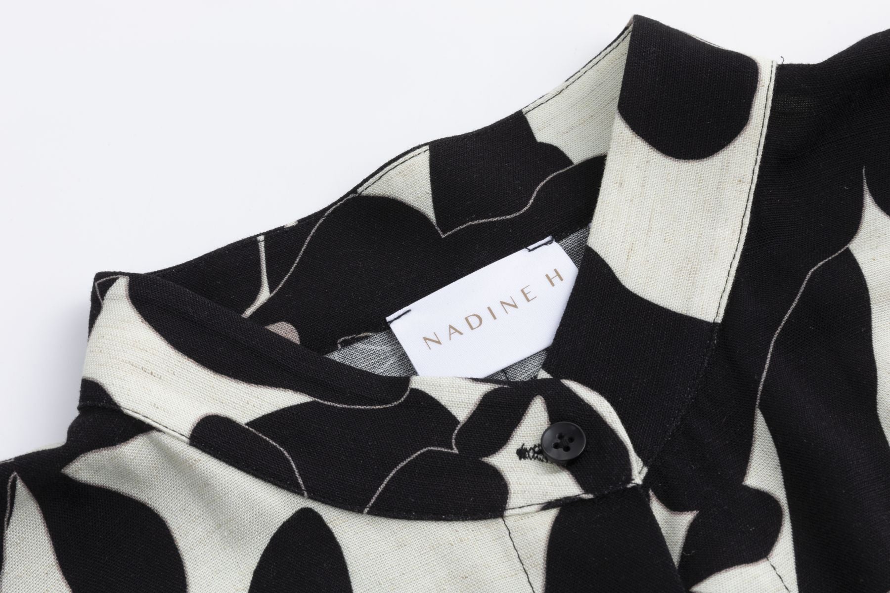 Nadine H Hemdkleid mit Blumenprint und 3D-Blumen/Rüschen am Ärmel - BLACK/WHITE Nadine H