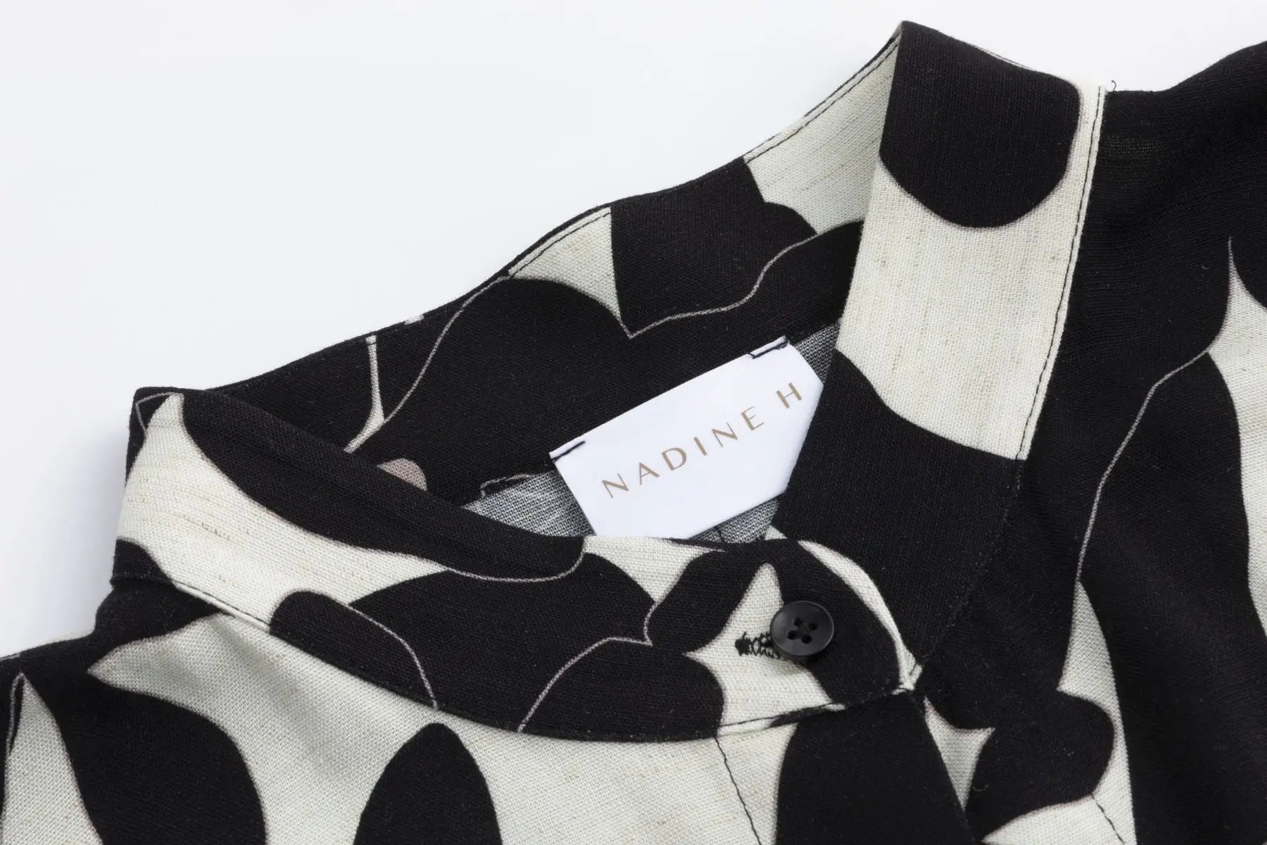 Nadine H Hemdkleid mit Blumenprint und 3D-Blumen/Rüschen am Ärmel - BLACK/WHITE Nadine H