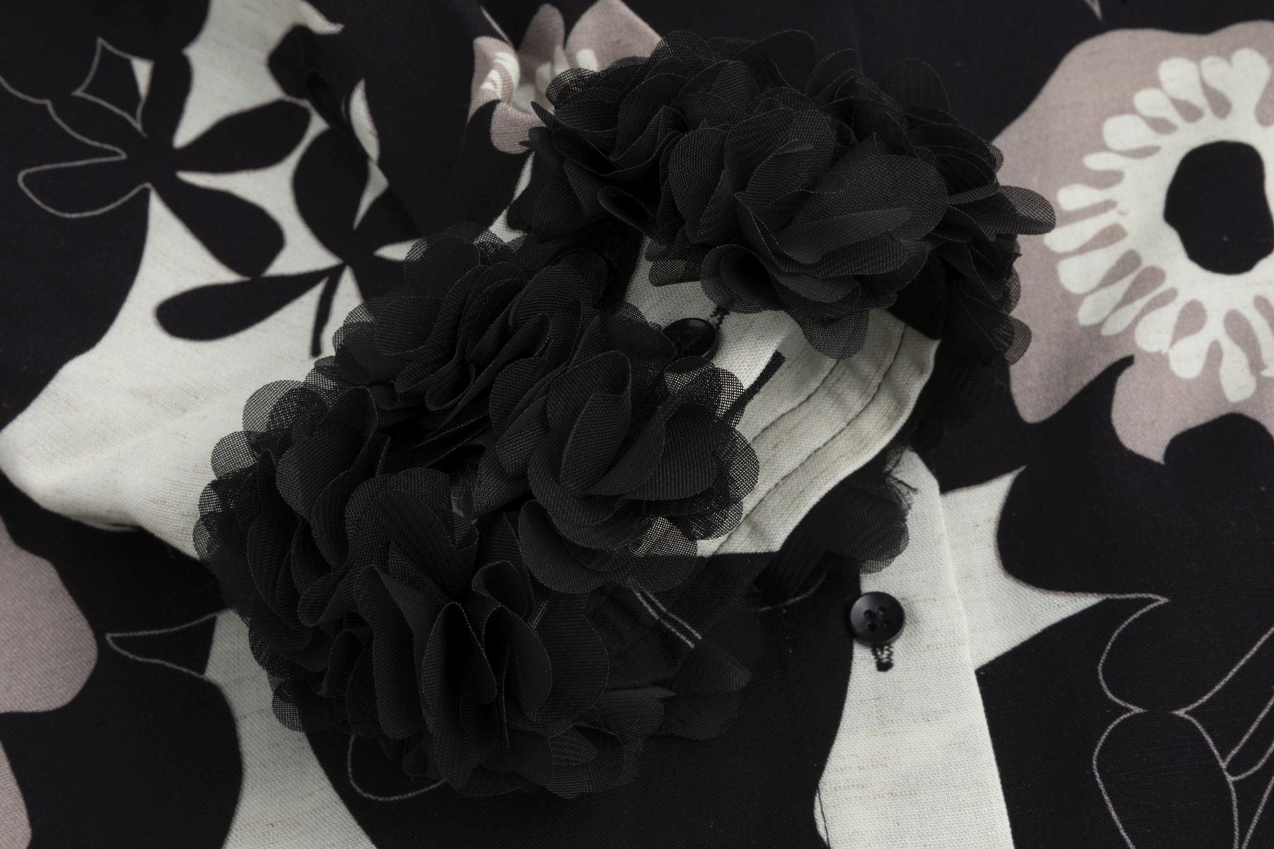 Nadine H Hemdkleid mit Blumenprint und 3D-Blumen/Rüschen am Ärmel - BLACK/WHITE Nadine H