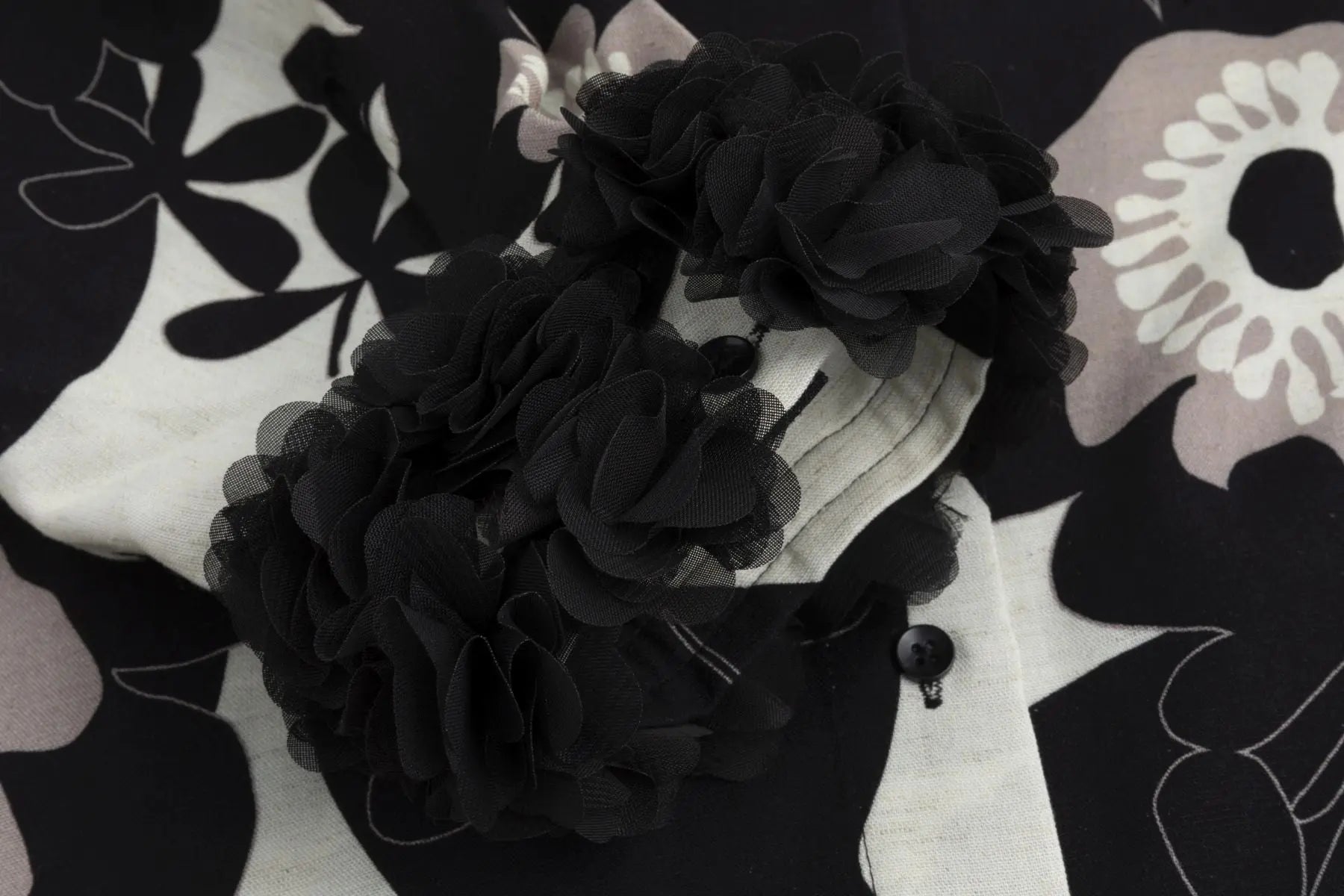 Nadine H Hemdkleid mit Blumenprint und 3D-Blumen/Rüschen am Ärmel - BLACK/WHITE Nadine H