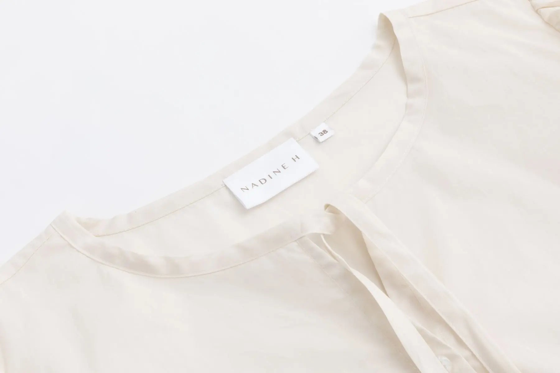 Nadine H Baumwoll-Bluse mit leichten Puffärmeln und Kragenband in LATTE Nadine H