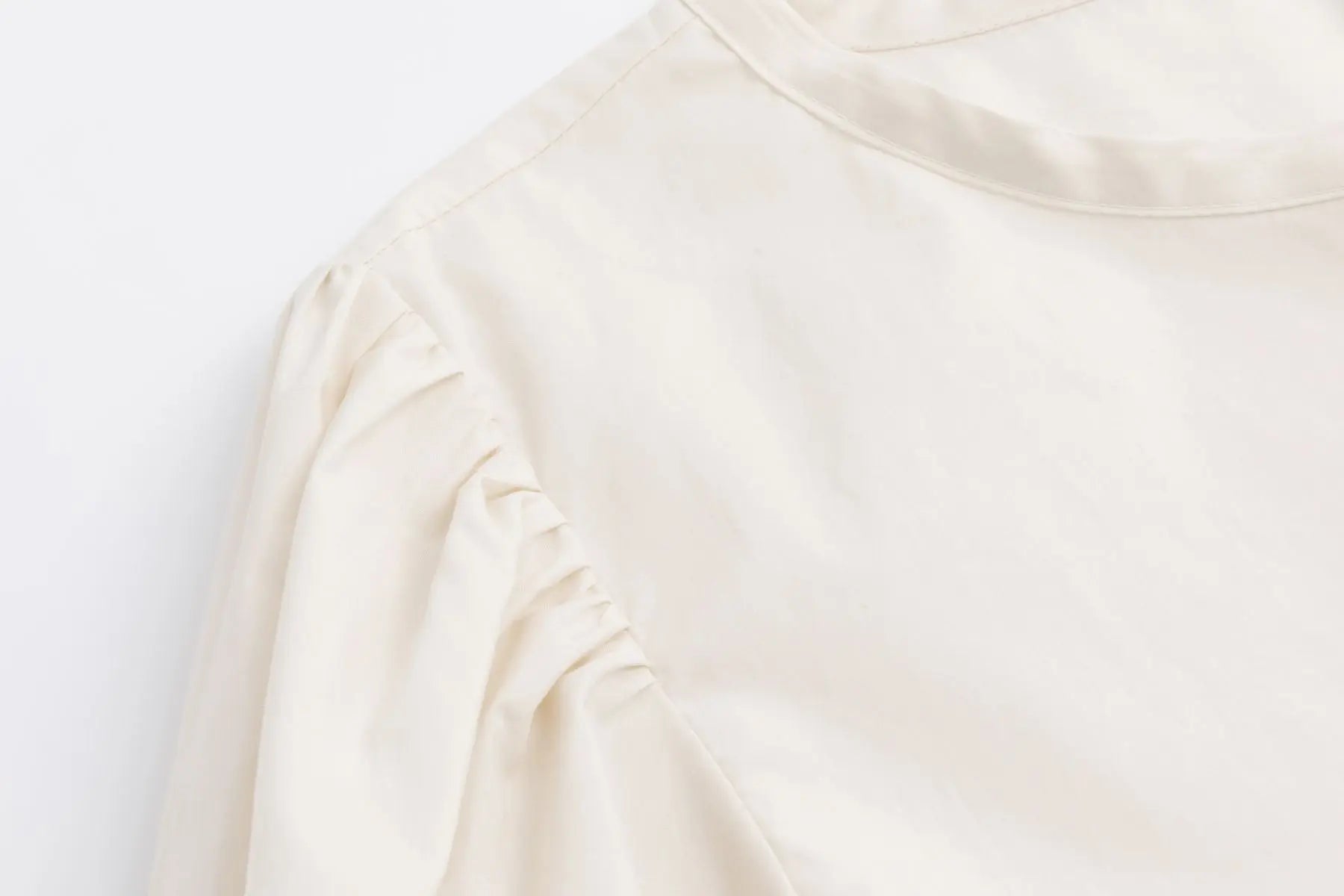 Nadine H Baumwoll-Bluse mit leichten Puffärmeln und Kragenband in LATTE Nadine H