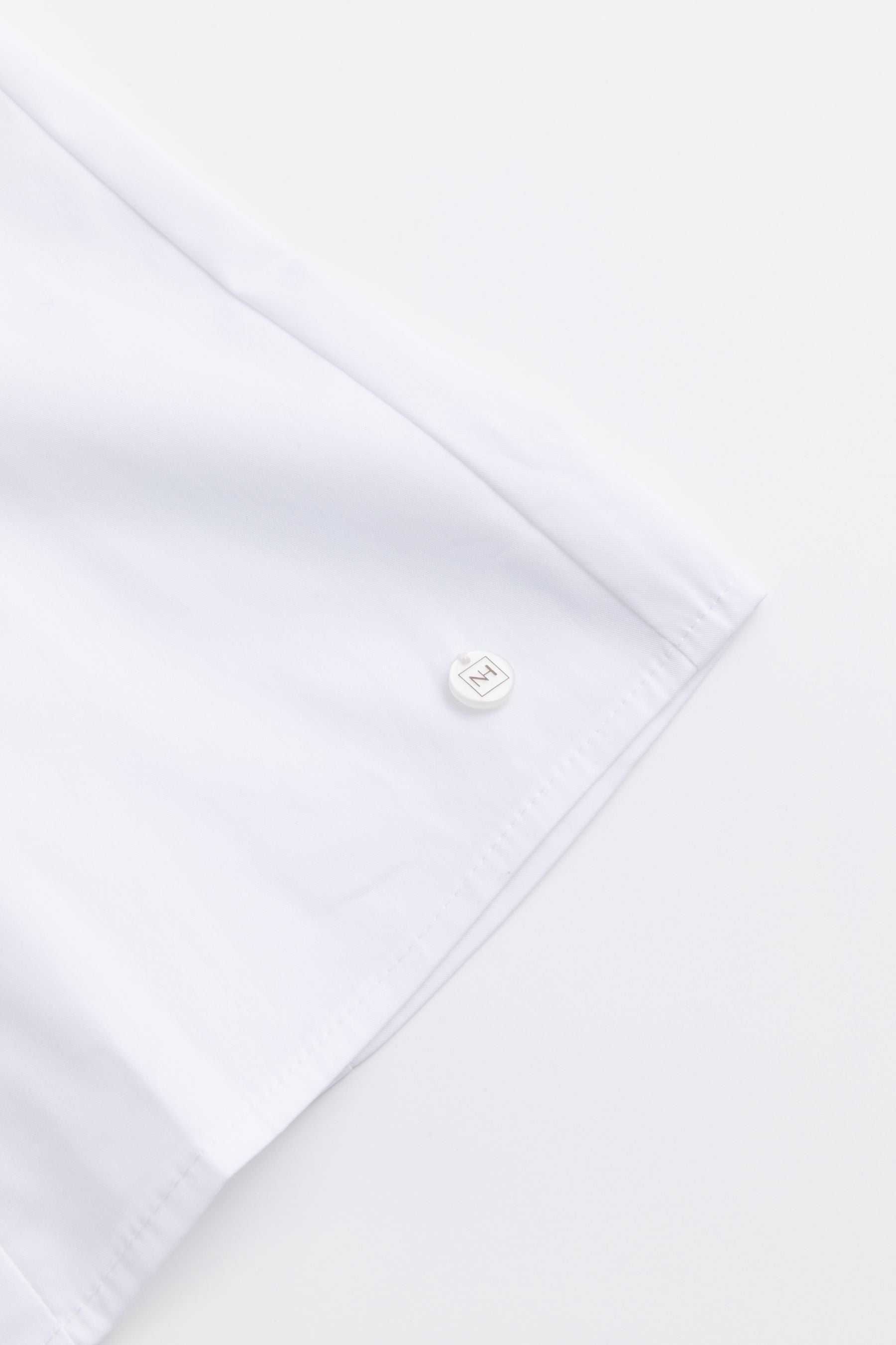 Elegant women's shirt in white with elegant buttons WHITE