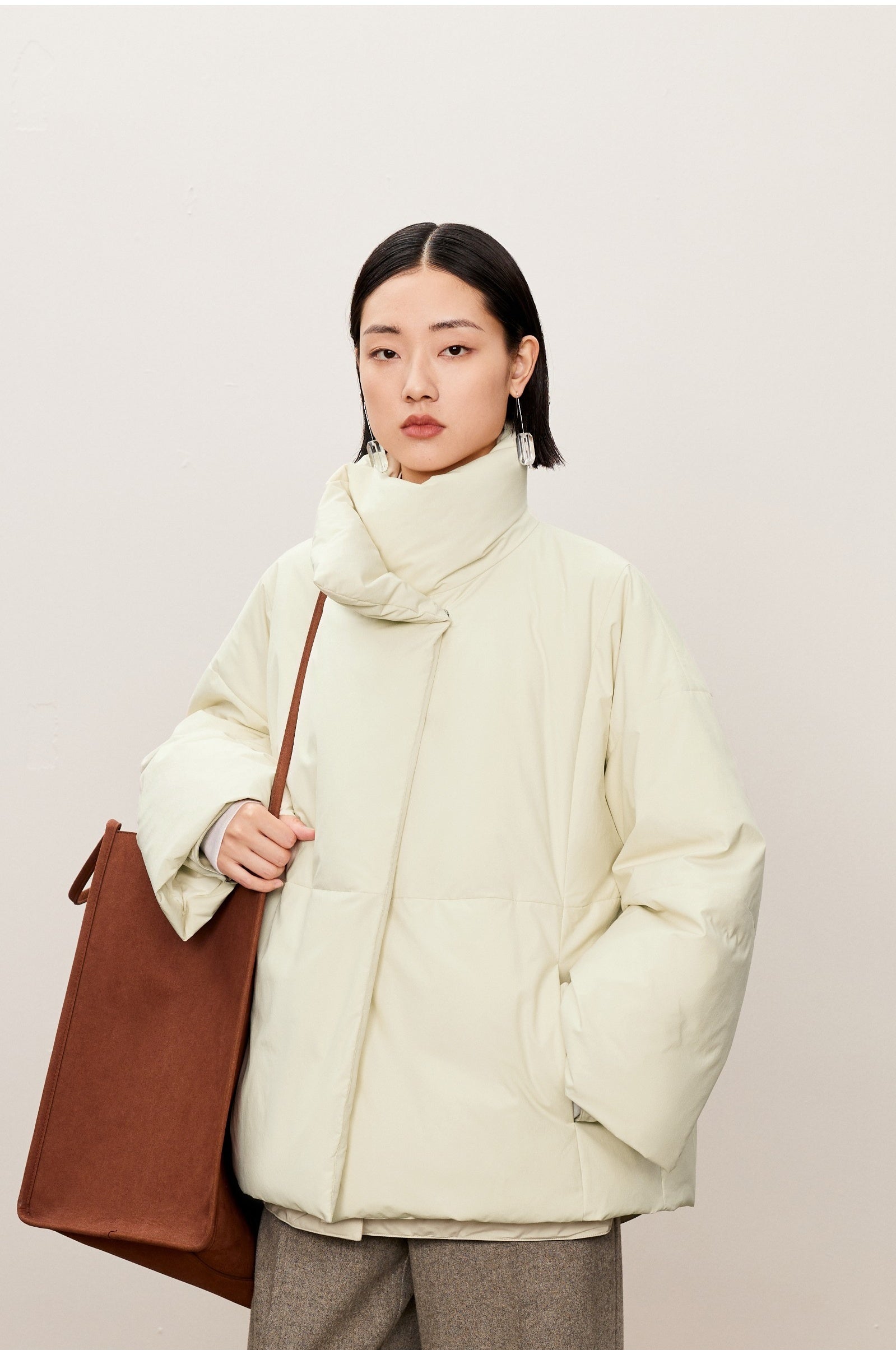 Damen Daunenjacke mit abstraktem Stehkragen Off White LESS