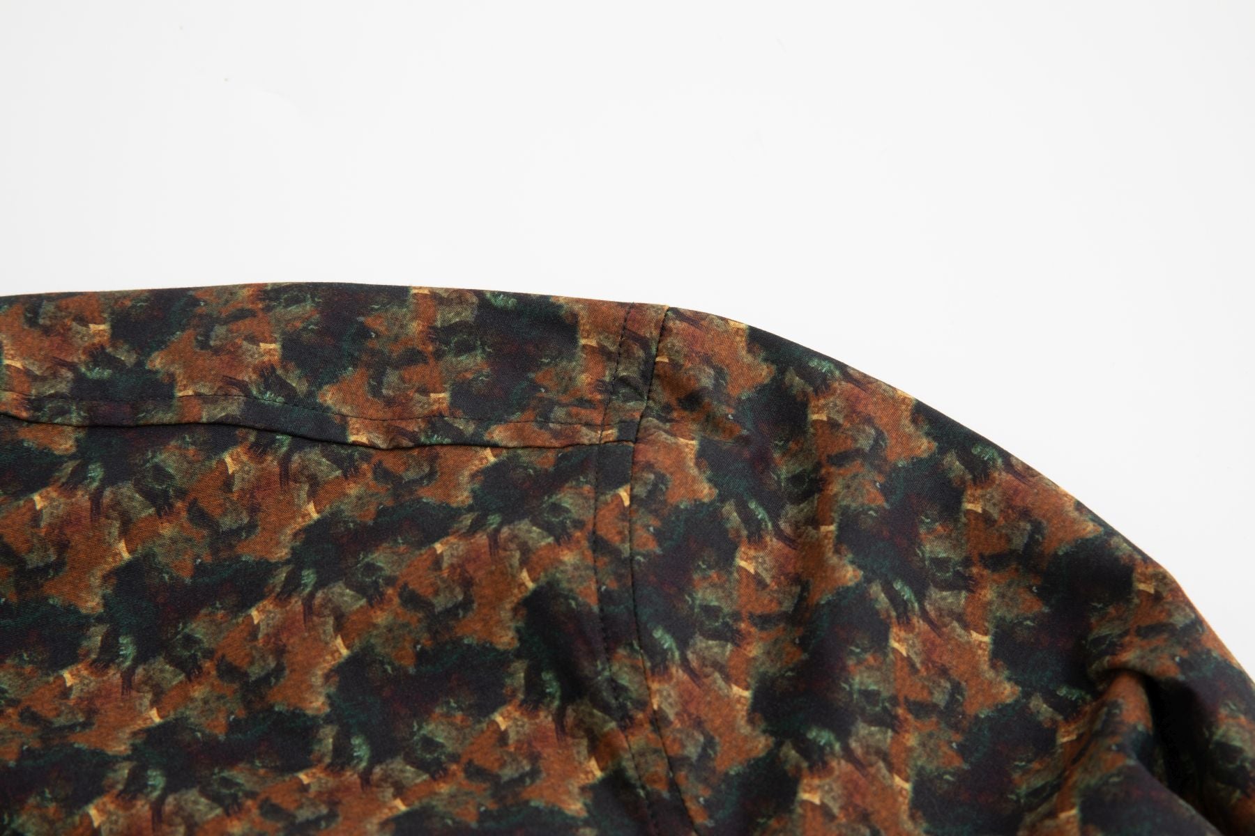 Hoofd Popeline Modern Fit Herenoverhemd met lange mouwen en all-over abstract herfstpatroon in bruin