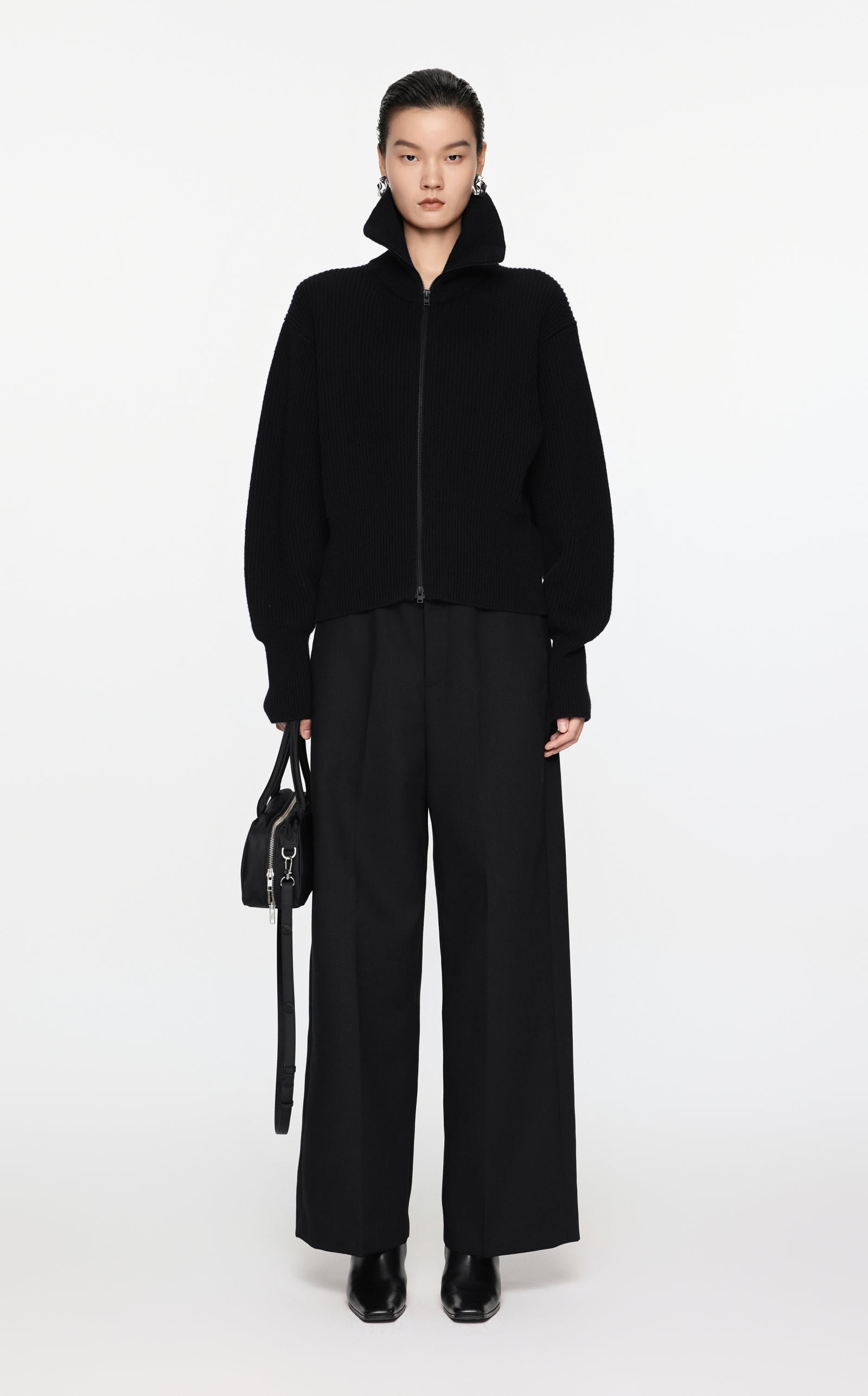 Schwarzer Strick-Cardigan mit Zipper & Kragen – Modern & Elegant JNBY