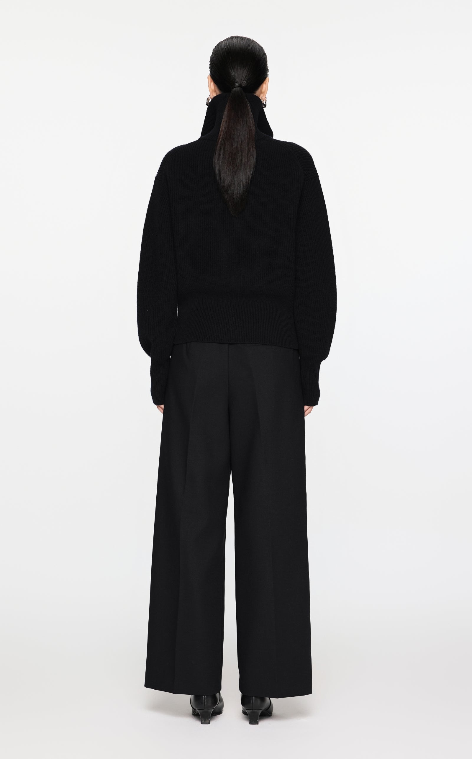 Schwarzer Strick-Cardigan mit Zipper & Kragen – Modern & Elegant JNBY