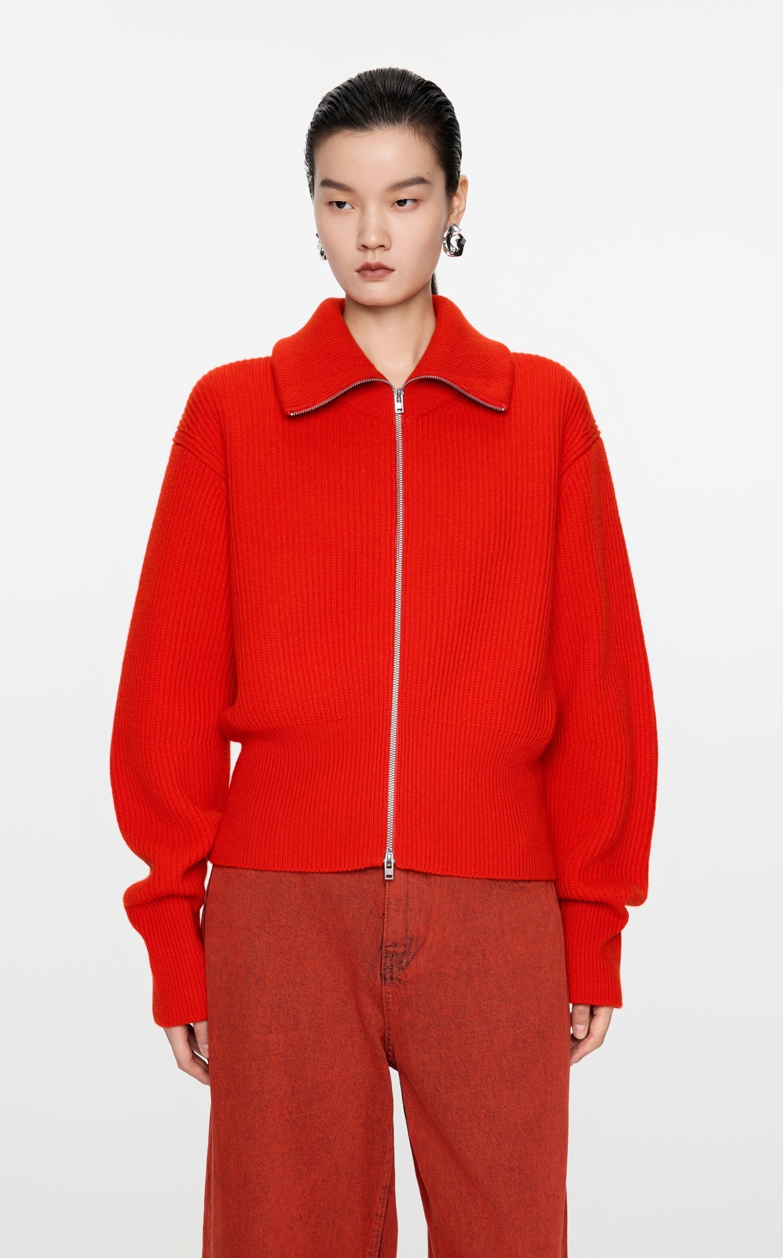 Roter Strick-Cardigan mit Zipper & Kragen – Modern & Elegant JNBY