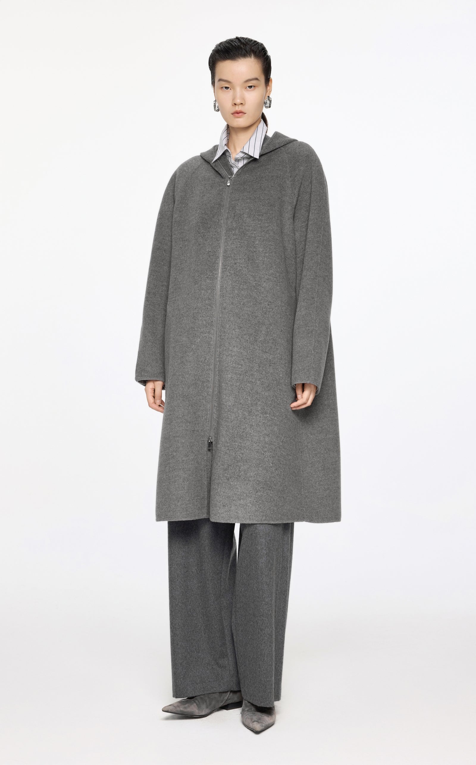 Eleganter Wollmantel mit Kapuze und Reißverschluss – Grau, minimalistisches Design JNBY