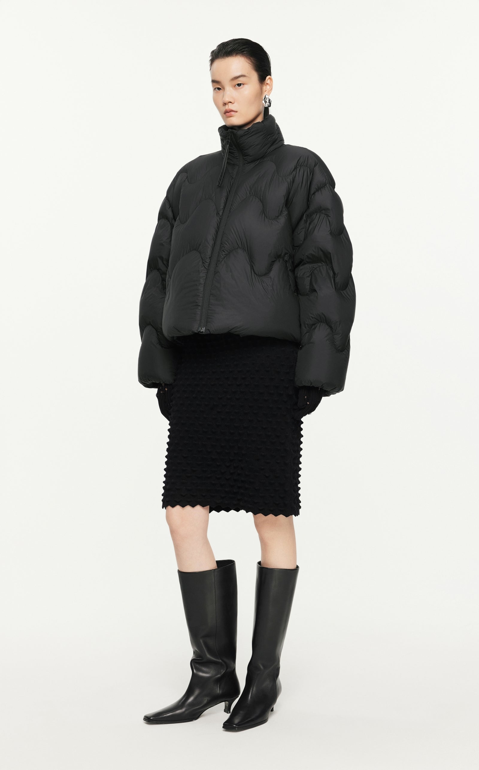 Damen Boxy Daunenjacke mit Wellen-Steppung in Schwarz JNBY