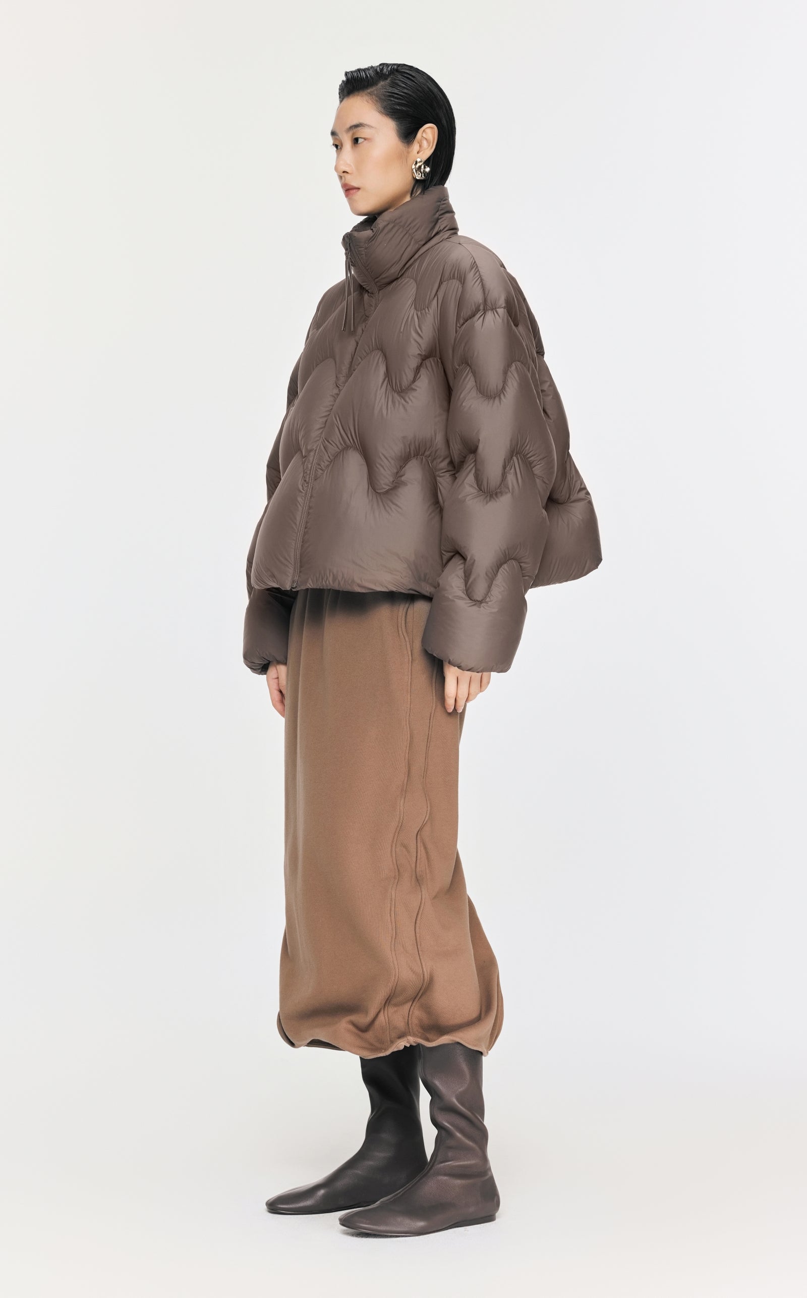 Damen Boxy Daunenjacke mit Wellen-Steppung in Braun JNBY