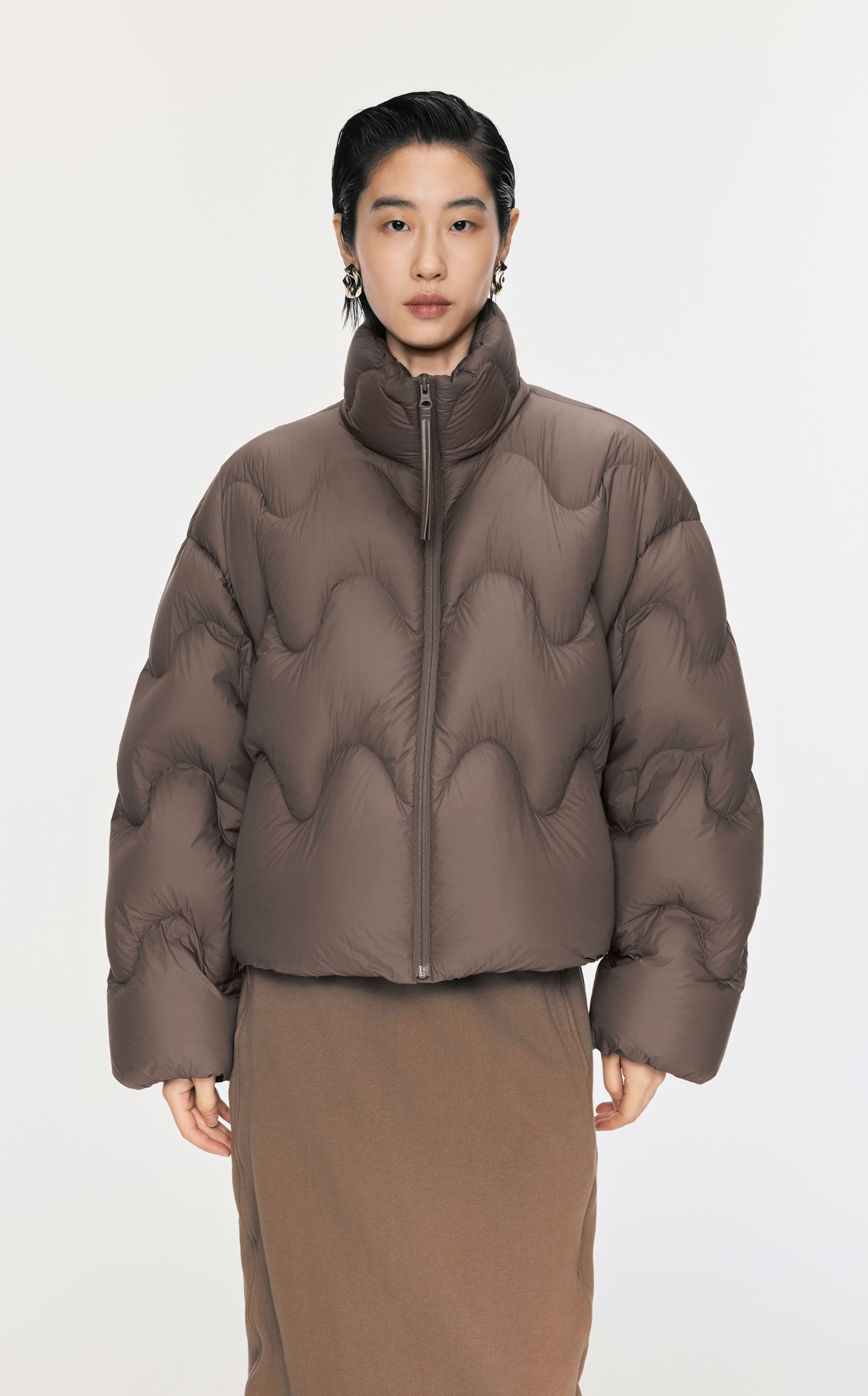 Damen Boxy Daunenjacke mit Wellen-Steppung in Braun JNBY