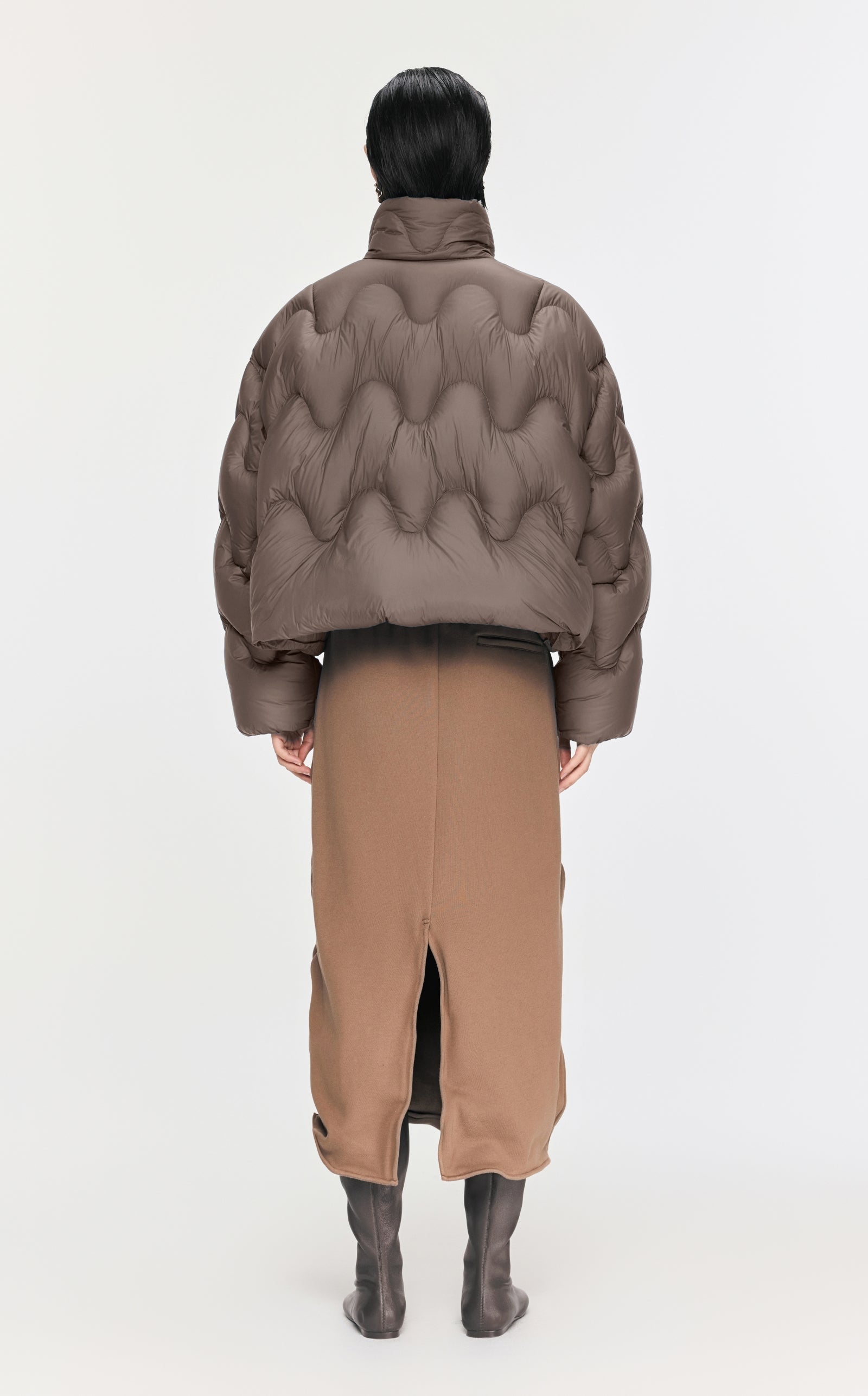 Damen Boxy Daunenjacke mit Wellen-Steppung in Braun JNBY