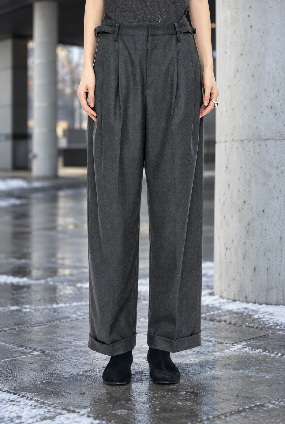 JNBY Damen Wollhose Anthrazit Wide Leg Bundfalten Umschlag Herbst Winter Look