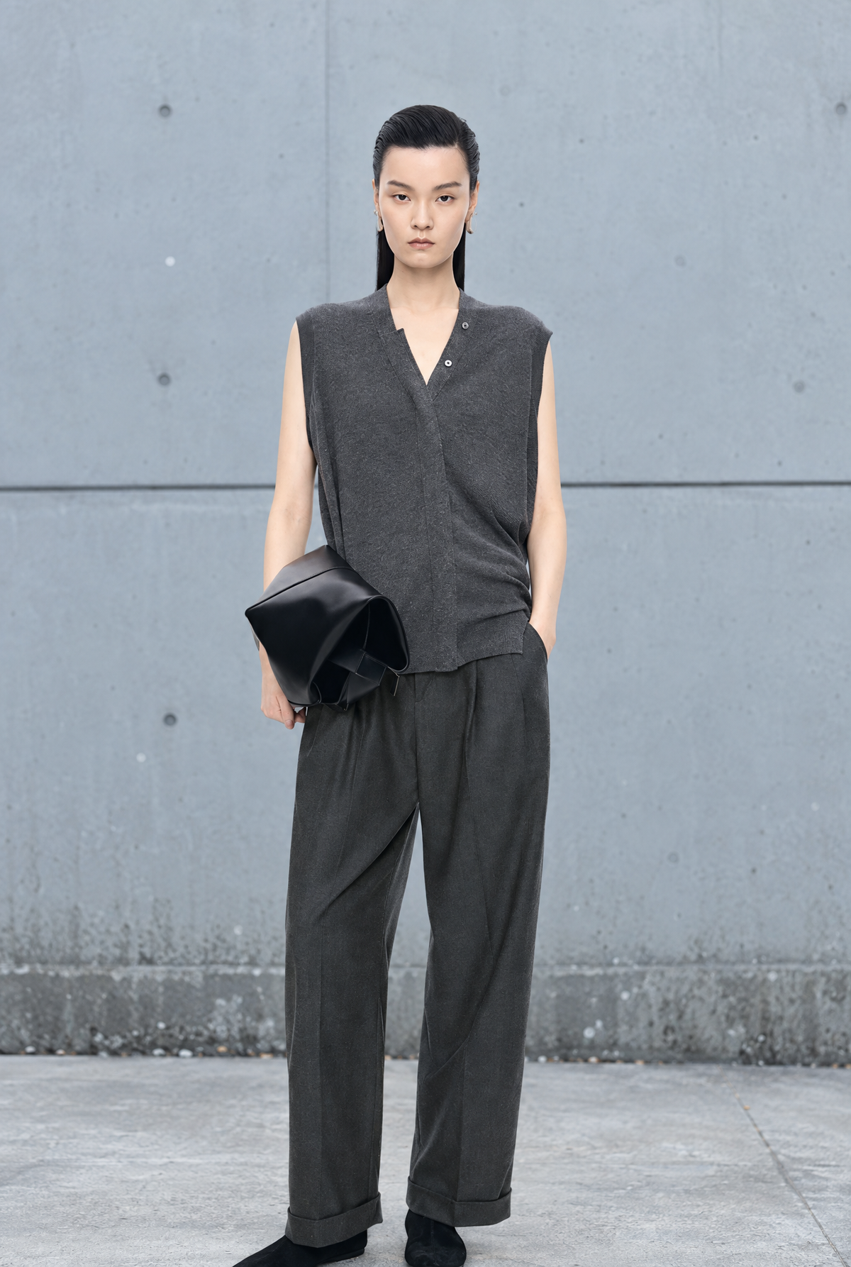 JNBY Damen Wollhose Anthrazit Wide Leg Bundfalten Umschlag Herbst Winter Look