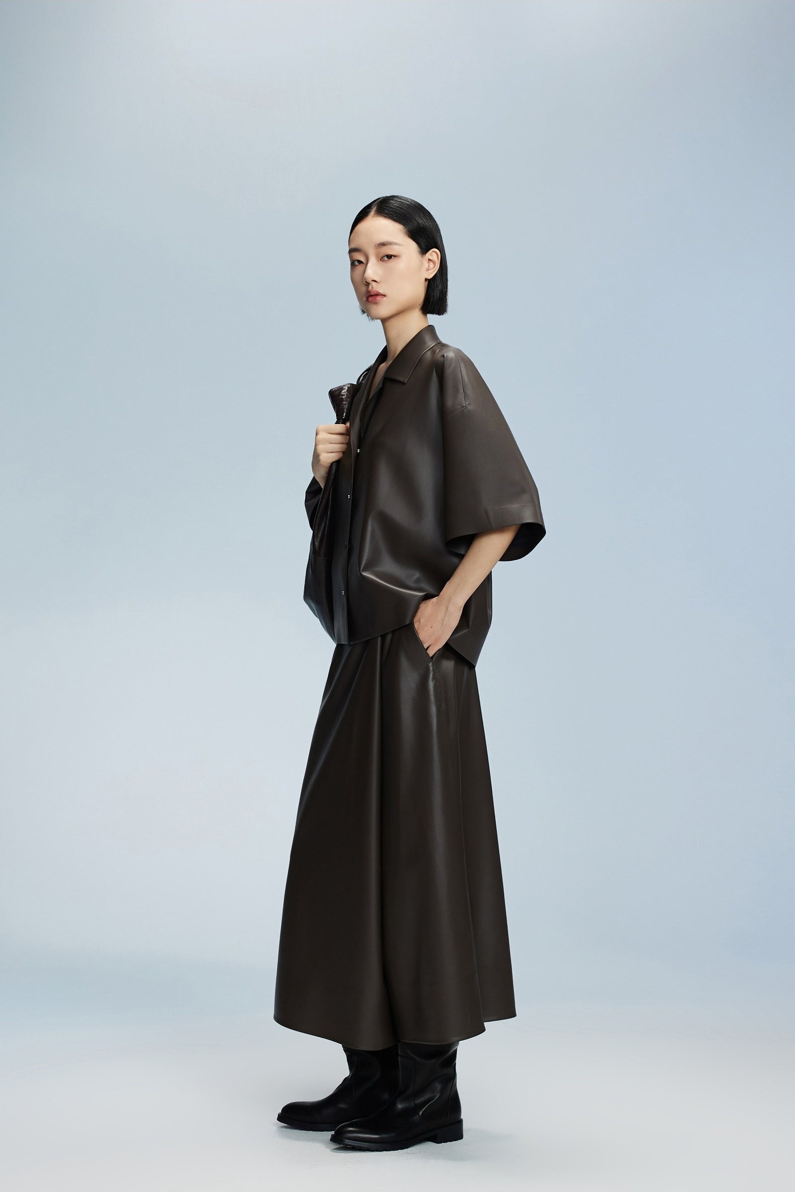 Damen Oversize Kunstleder Overshirt mit Reversekragen und Knöpfen LESS