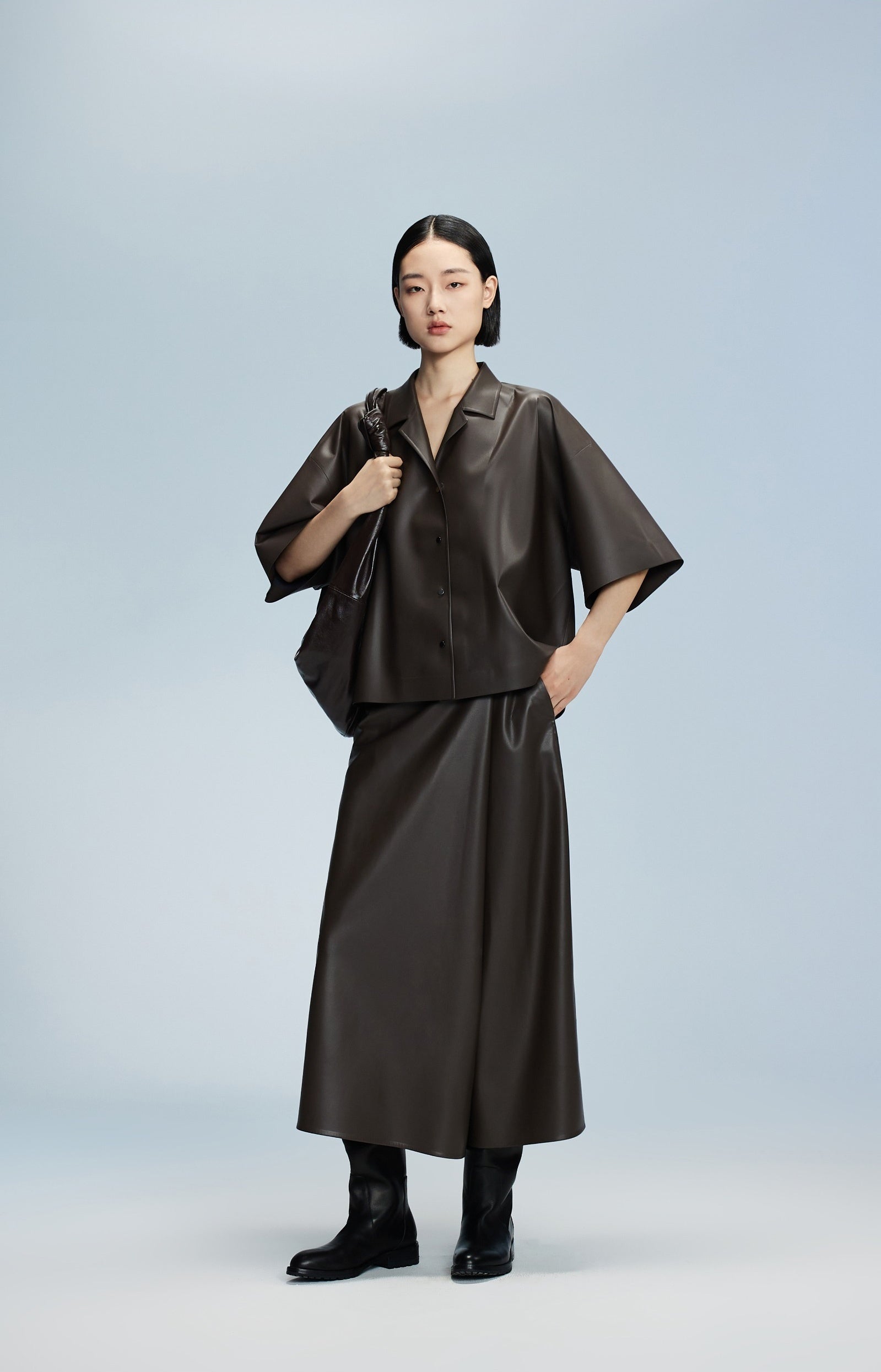 Damen Oversize Kunstleder Overshirt mit Reversekragen und Knöpfen LESS