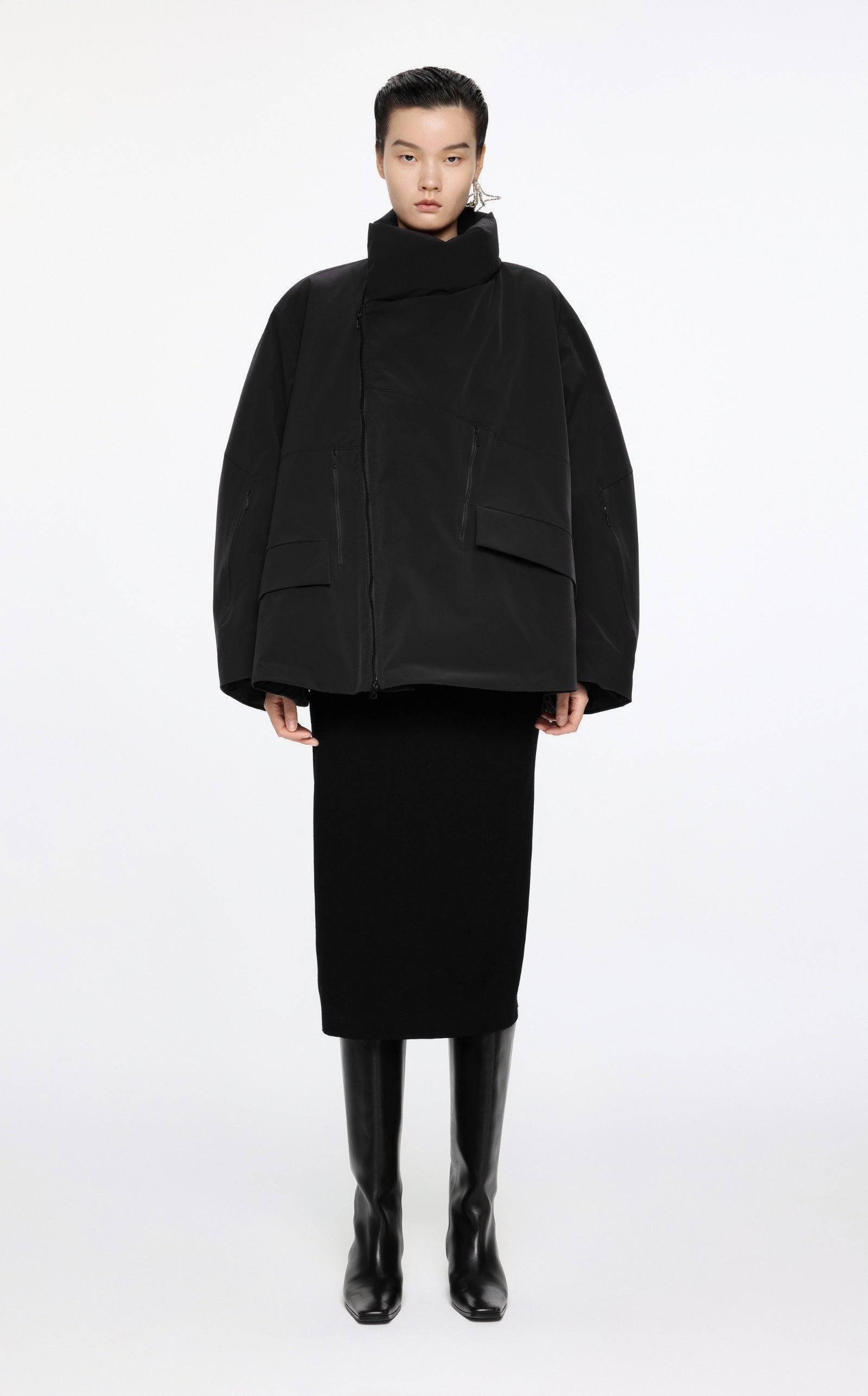 Damen Oversize Daunenjacke mit asymmetrischem Kragen Schwarz JNBY