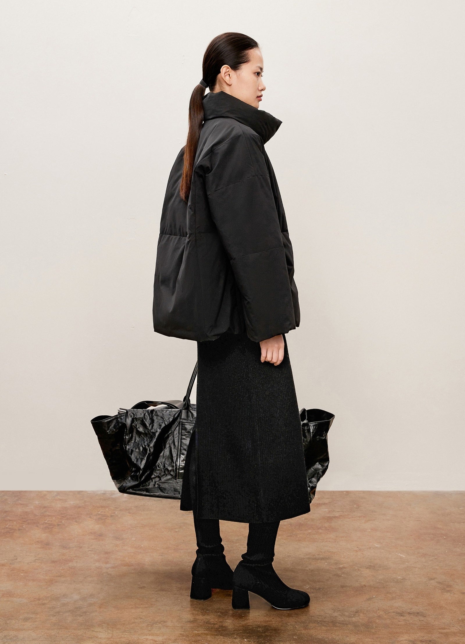 Damen Daunenjacke mit abstraktem Stehkragen Schwarz LESS