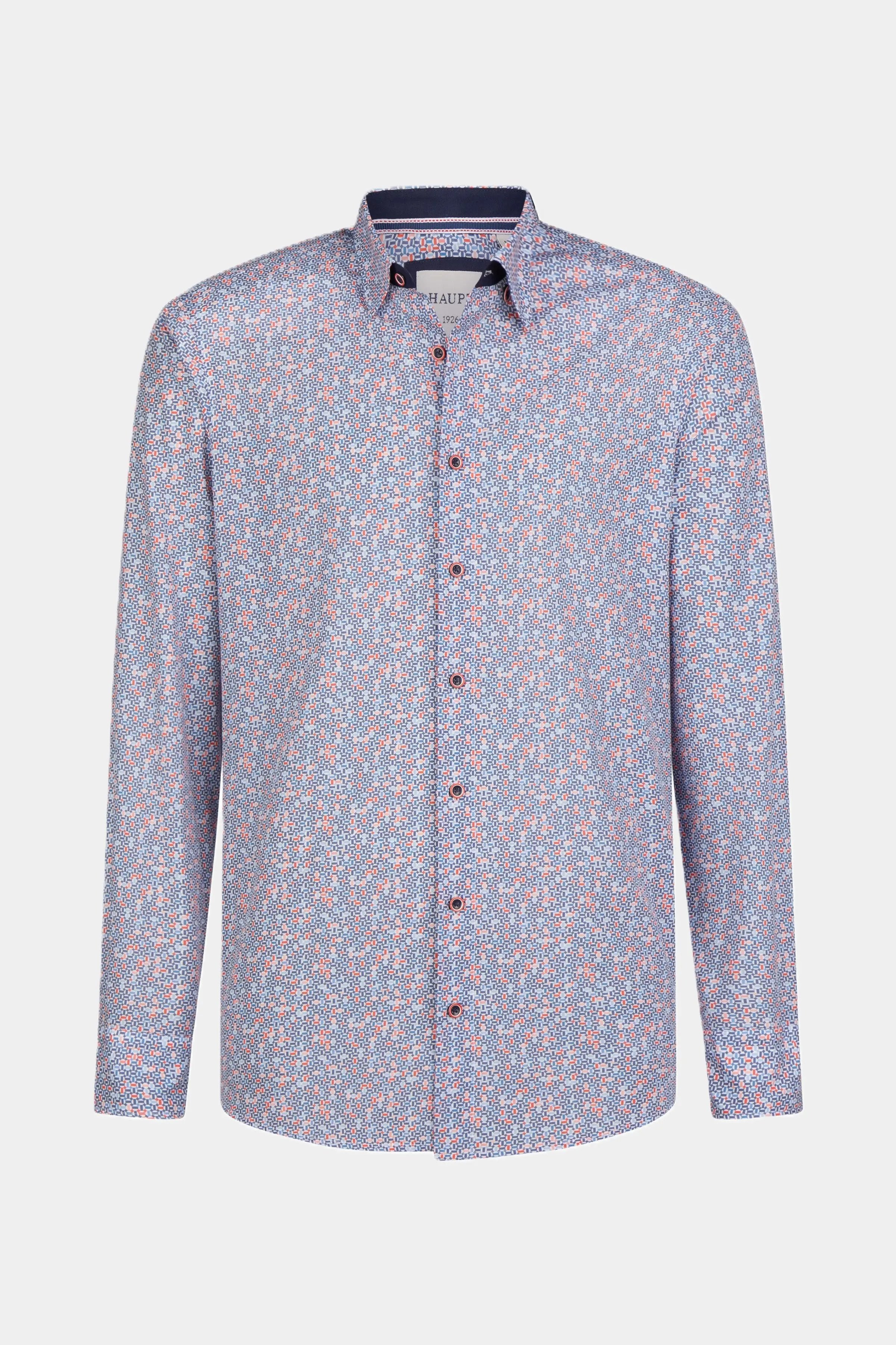 Langärmeliges Herrenhemd in modern fit von Haupt mit einem dichten, feinen Mikromuster in Terrakotta-Rot und Blau. Der Innenkragen ist dunkelblau abgesetzt und die Knöpfe sind dunkelrot-braun.