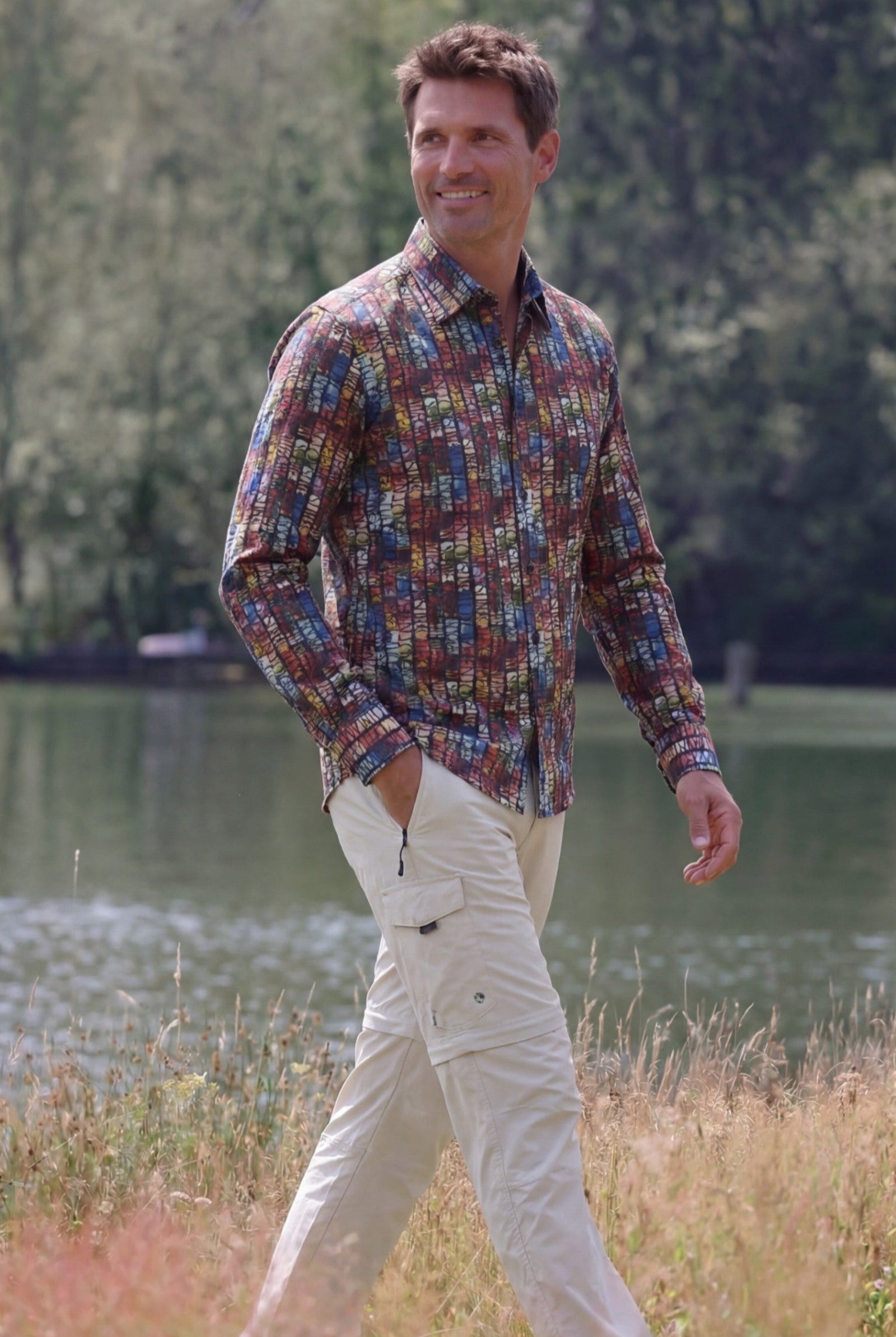 Camisa de hombre Popelín Modern Fit de manga larga Tall con estampado multicolor de letras