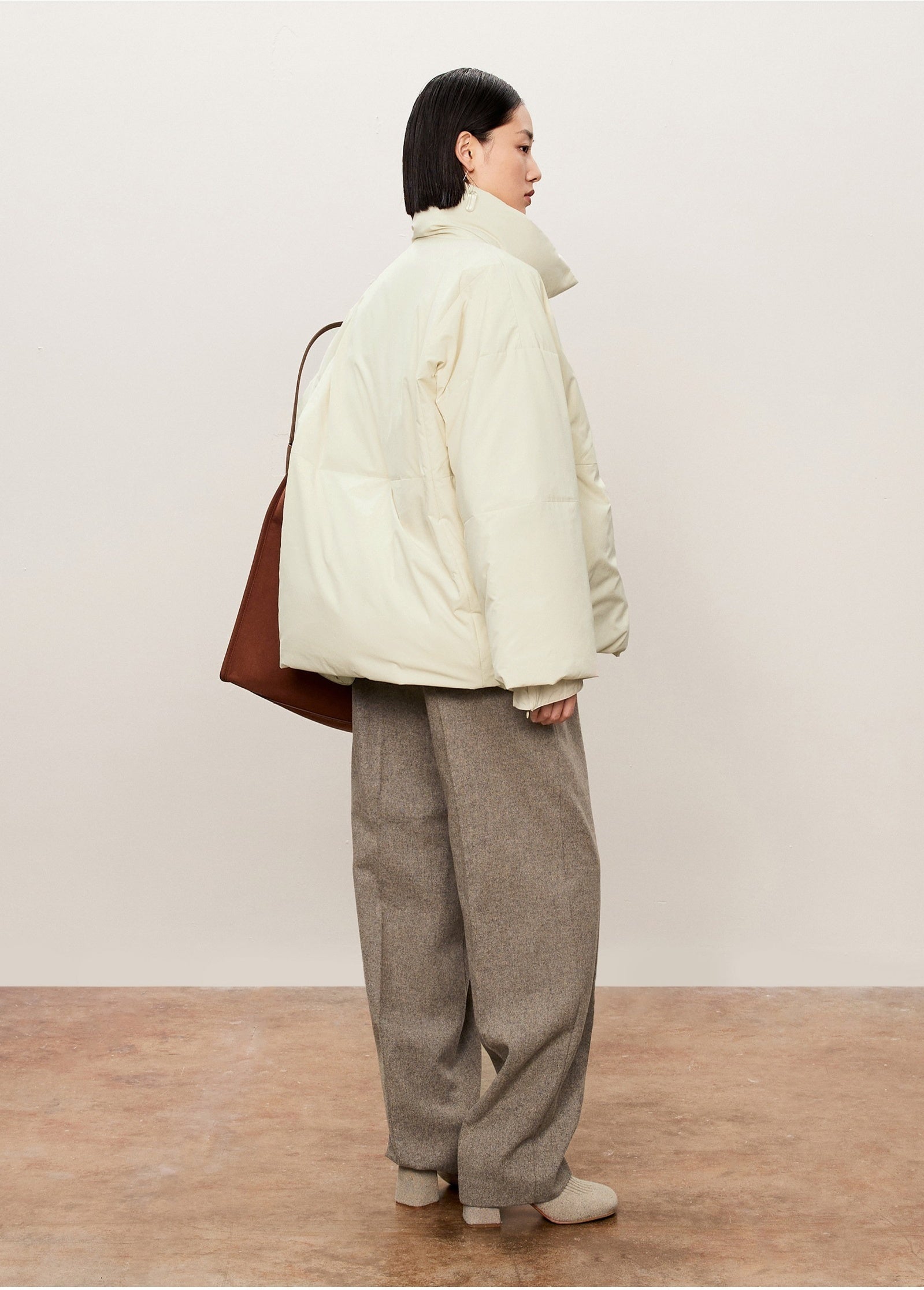 Damen Daunenjacke mit abstraktem Stehkragen Off White LESS